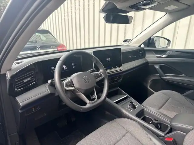 Volkswagen Tiguan view 3
