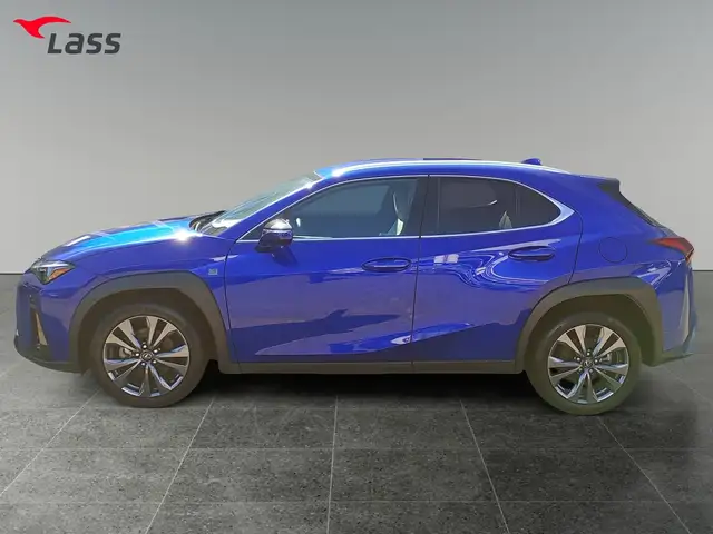 Lexus Ux 300h view 3