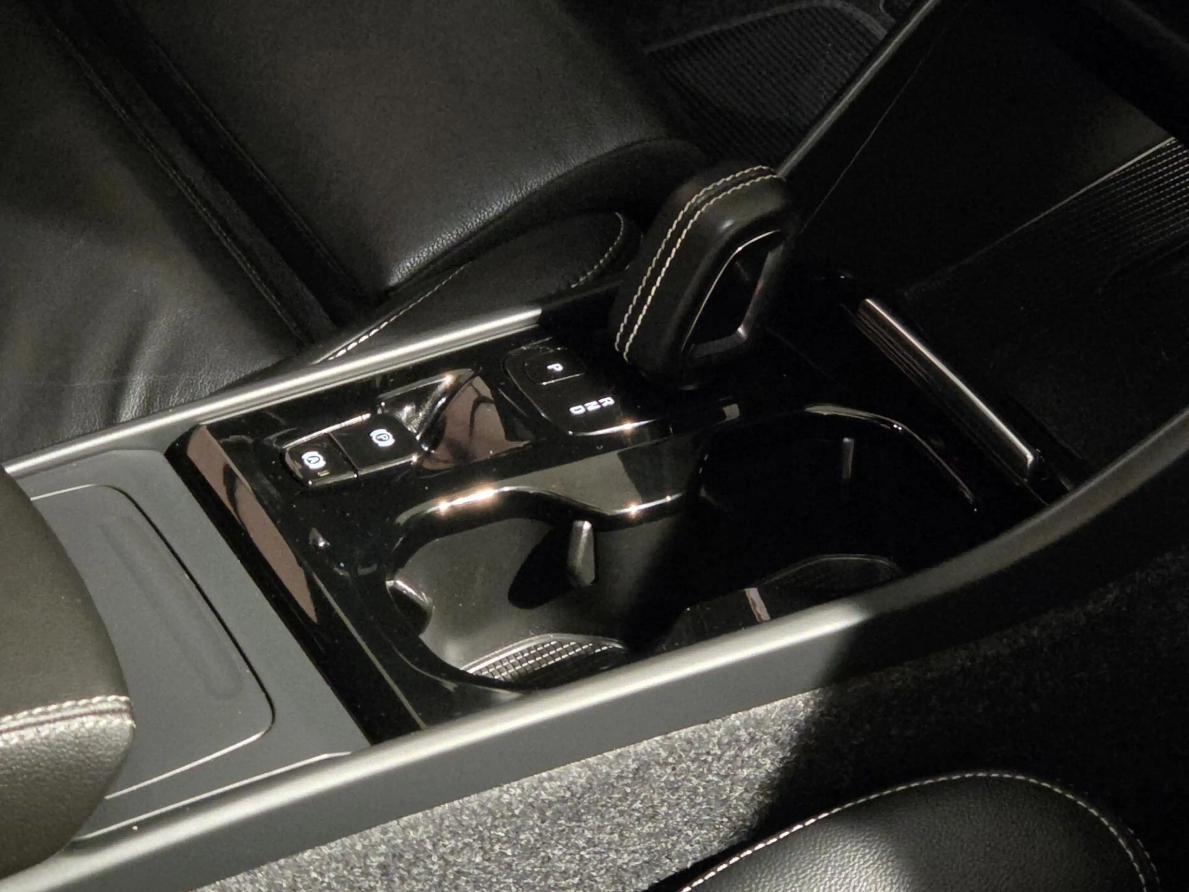 Volvo XC40 2.0 T4 R-Design | Trekhaak | Camera | Adaptive Cru — photo 15