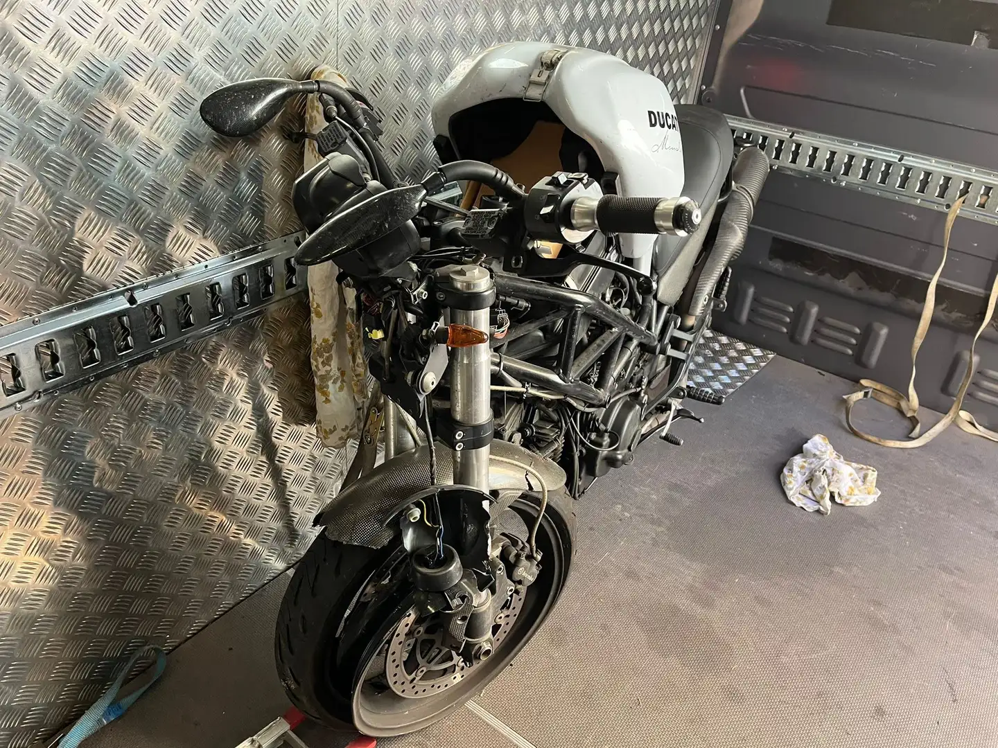 Ducati Monster 695 Wit - 1