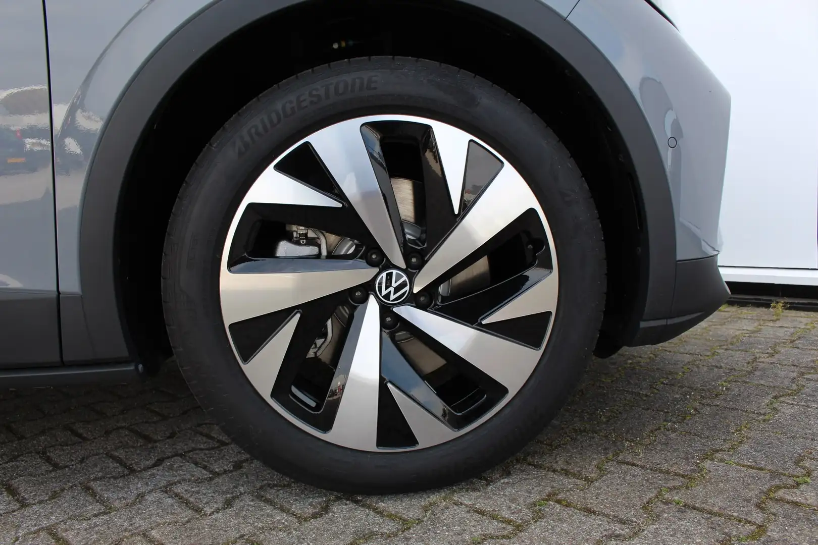 Volkswagen ID.4 77kWh Pro - kleur Moonstone Grey + Zwart dak Grijs - 2