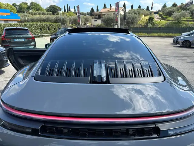 Porsche 911 view 5