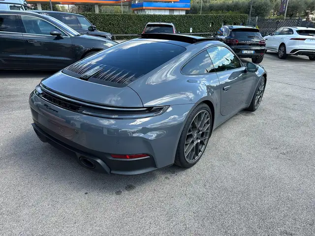 Porsche 911 view 6