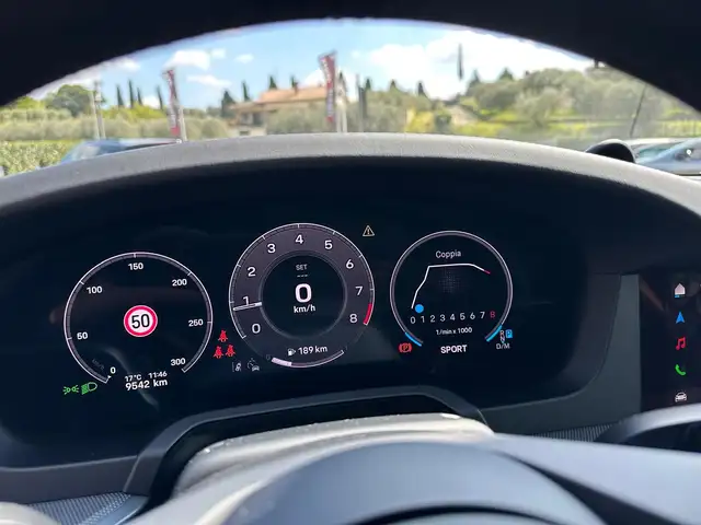 Porsche 911 view 8