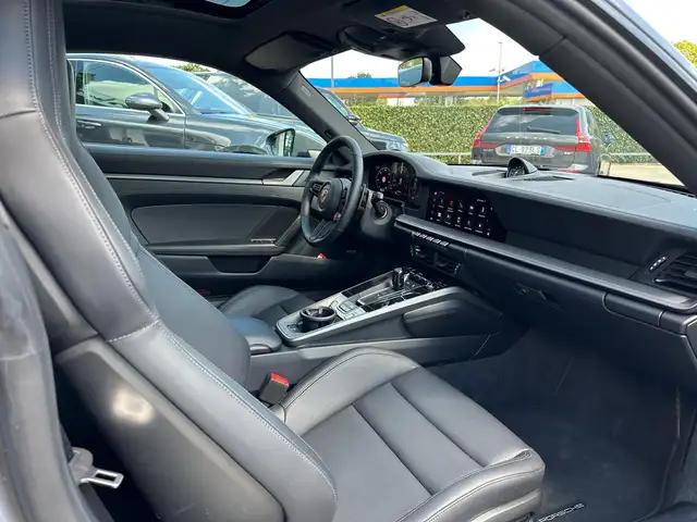 Porsche 911 view 10