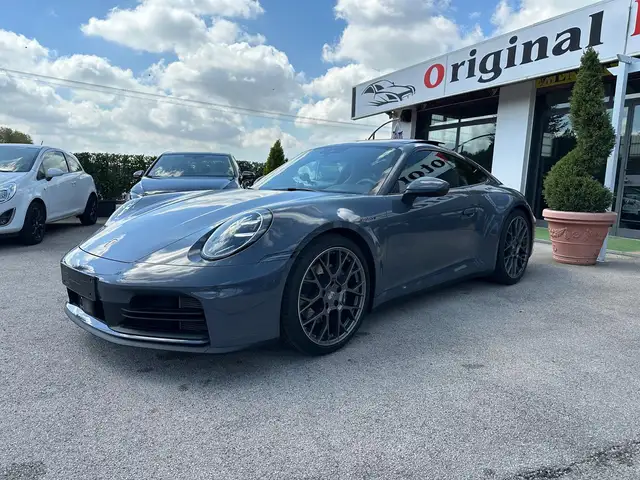 Porsche 911 view 3