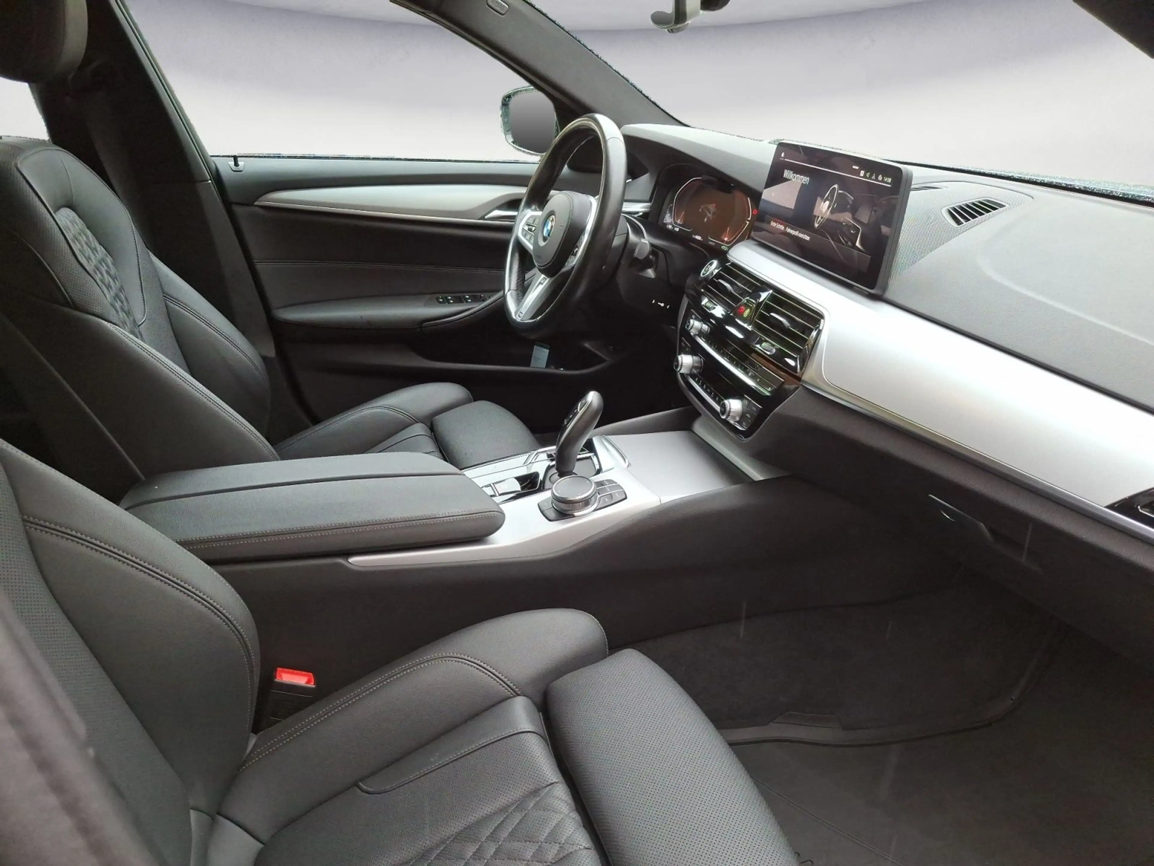 BMW 520 d xDrive Touring AHK Standheizung EDC Driving — photo 15