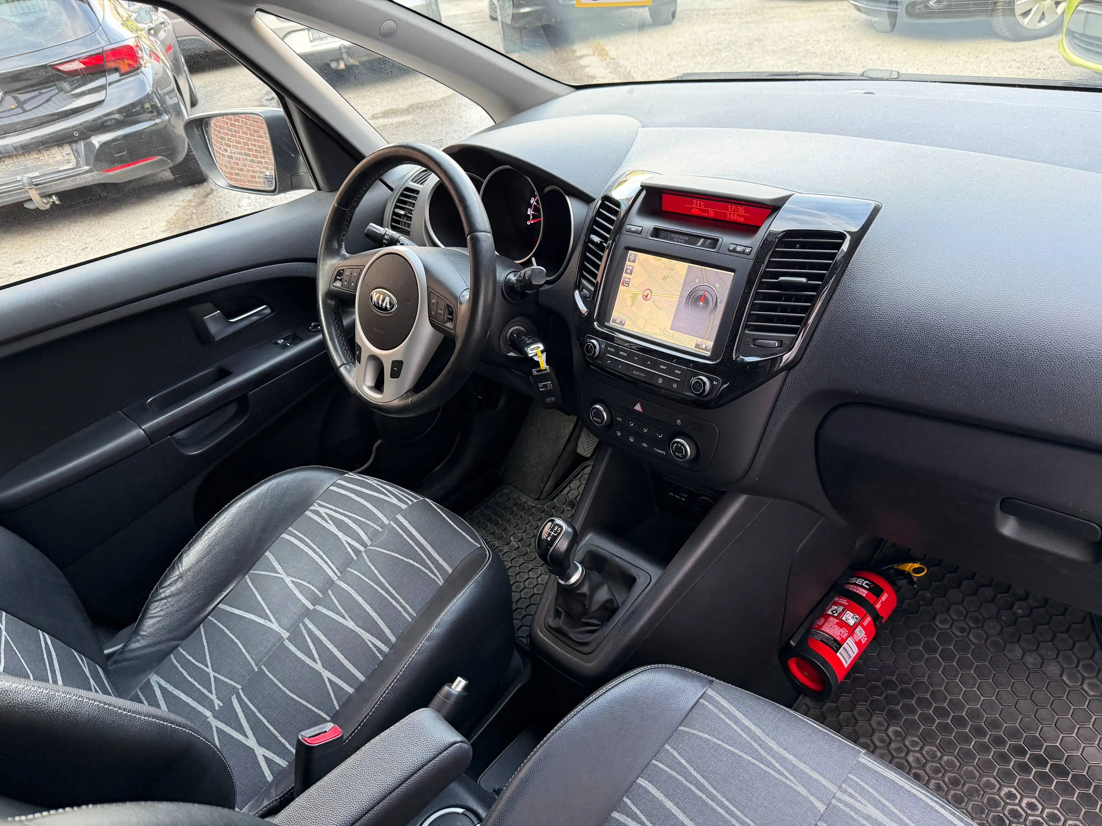 Kia Venga 1.4i-GPS-CAMERA-JANTES + CARNET COMPLET ! — photo 8