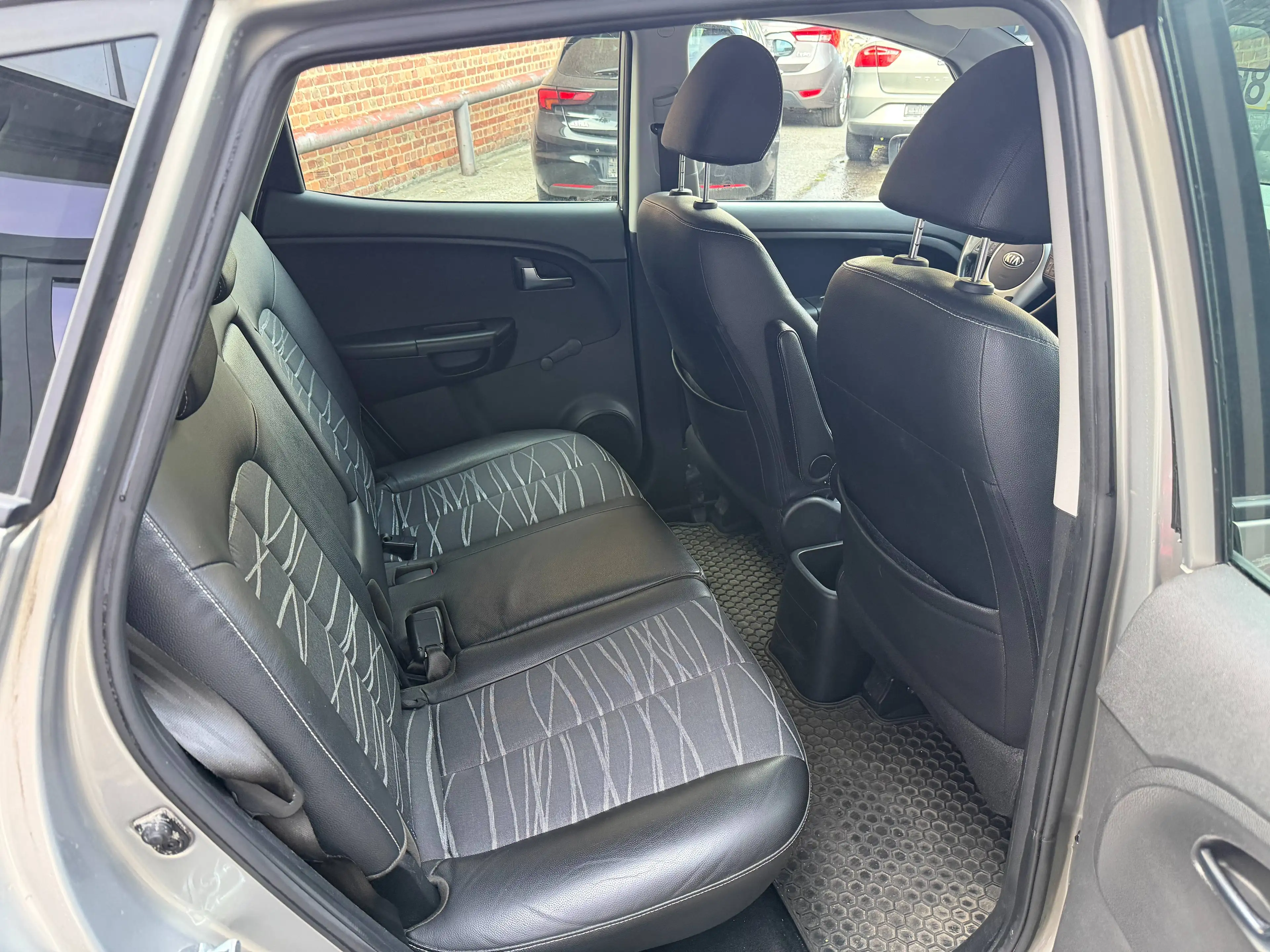 Kia Venga 1.4i-GPS-CAMERA-JANTES + CARNET COMPLET ! — photo 16