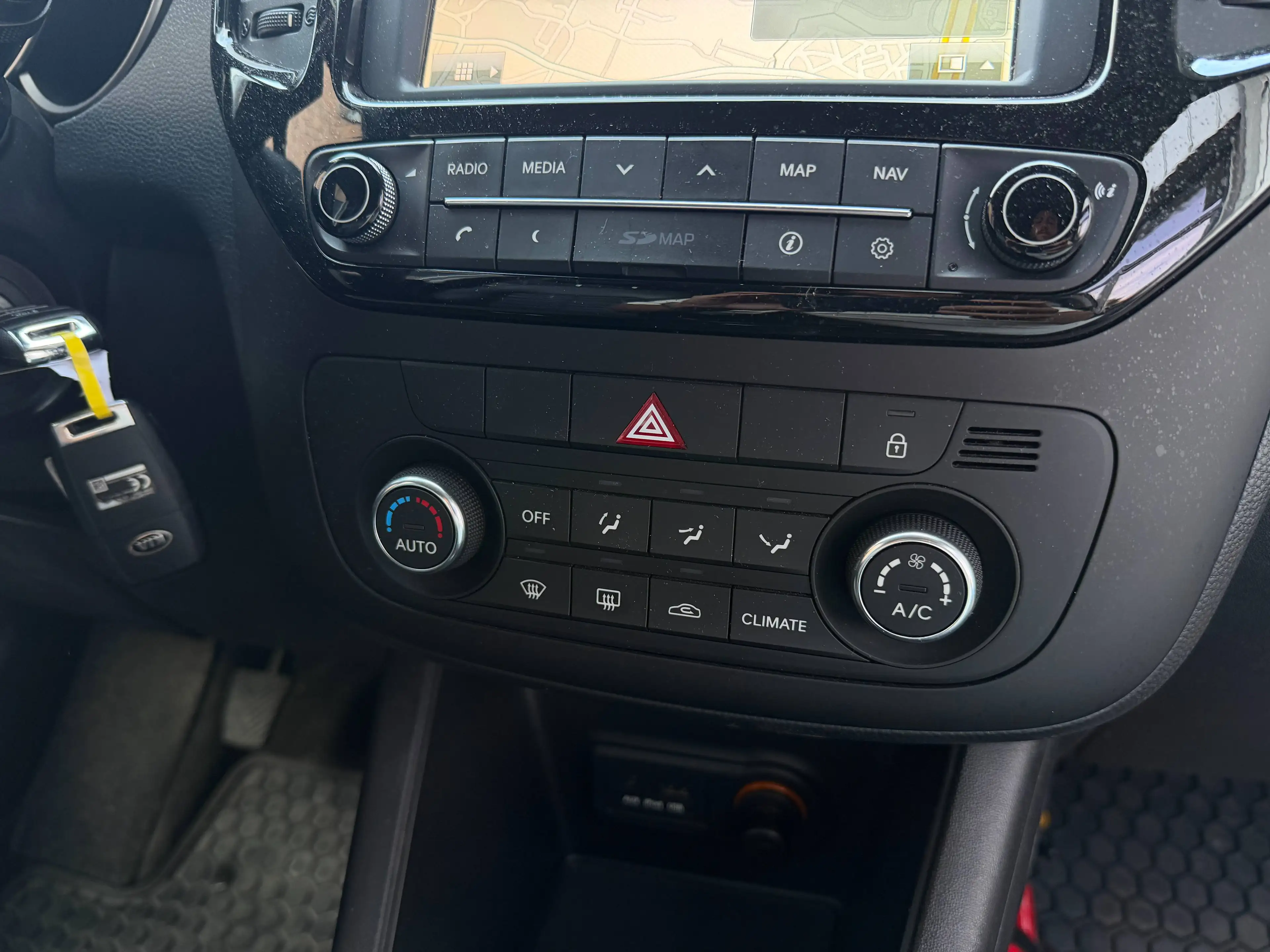 Kia Venga 1.4i-GPS-CAMERA-JANTES + CARNET COMPLET ! — photo 10