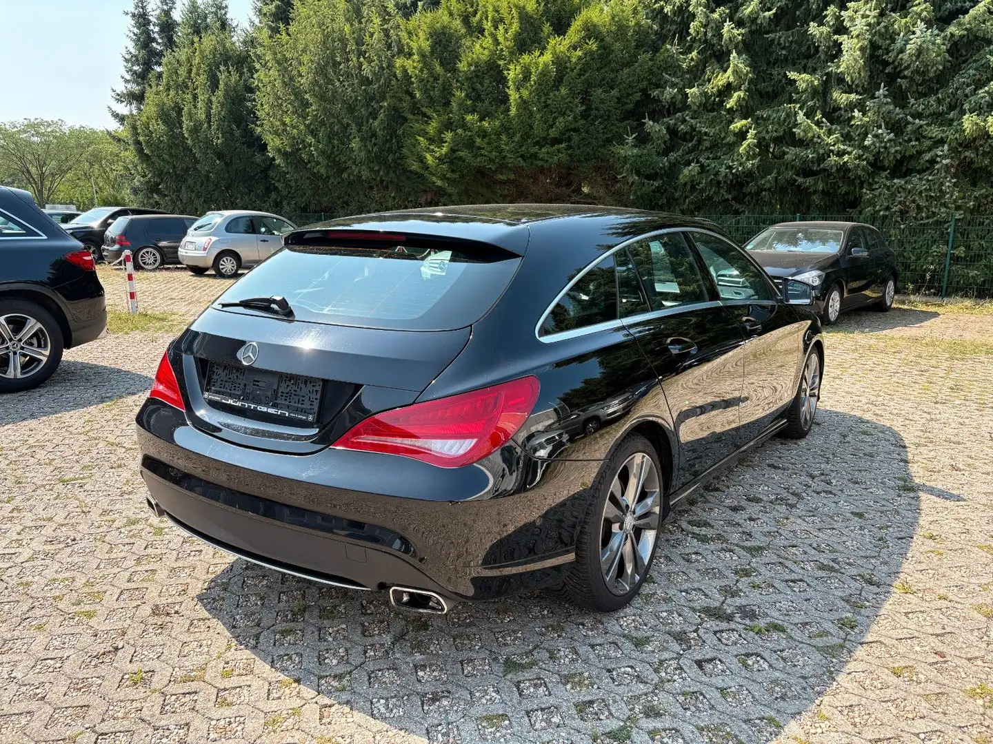 Mercedes-Benz CLA 220 Shooting Brake CLA 220 CDI / d AUTOMATIK Noir - 2