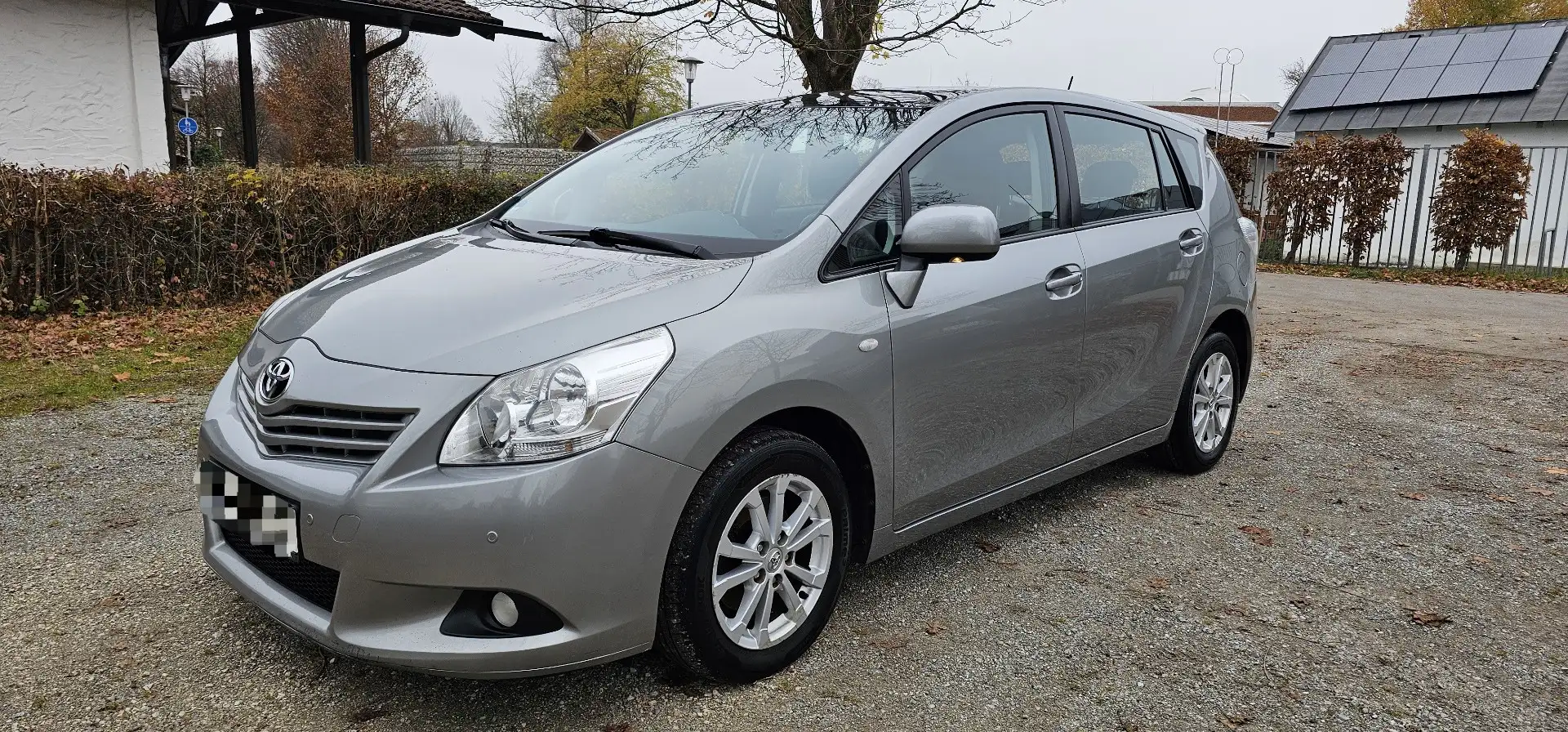 Toyota Verso 2.0 D-4D Silber - 1