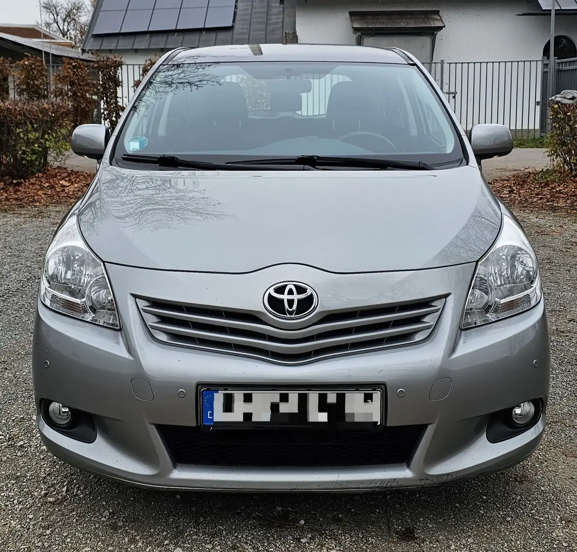 Toyota Verso 2.0 D-4D Silber - 2