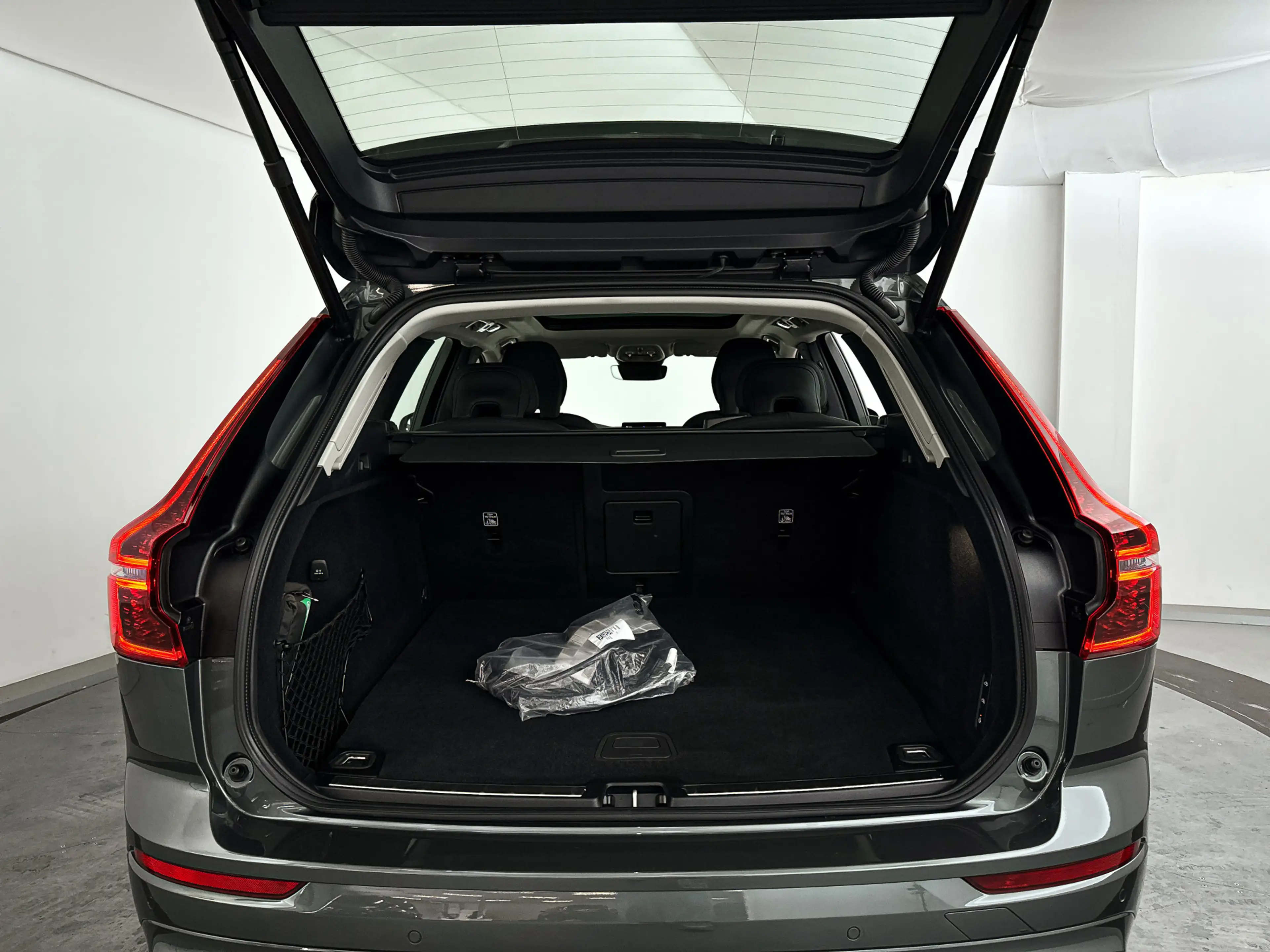 Volvo XC60 T6 Plug-in hybrid AWD Ultra Dark | SOH 100% | Pano — photo 14