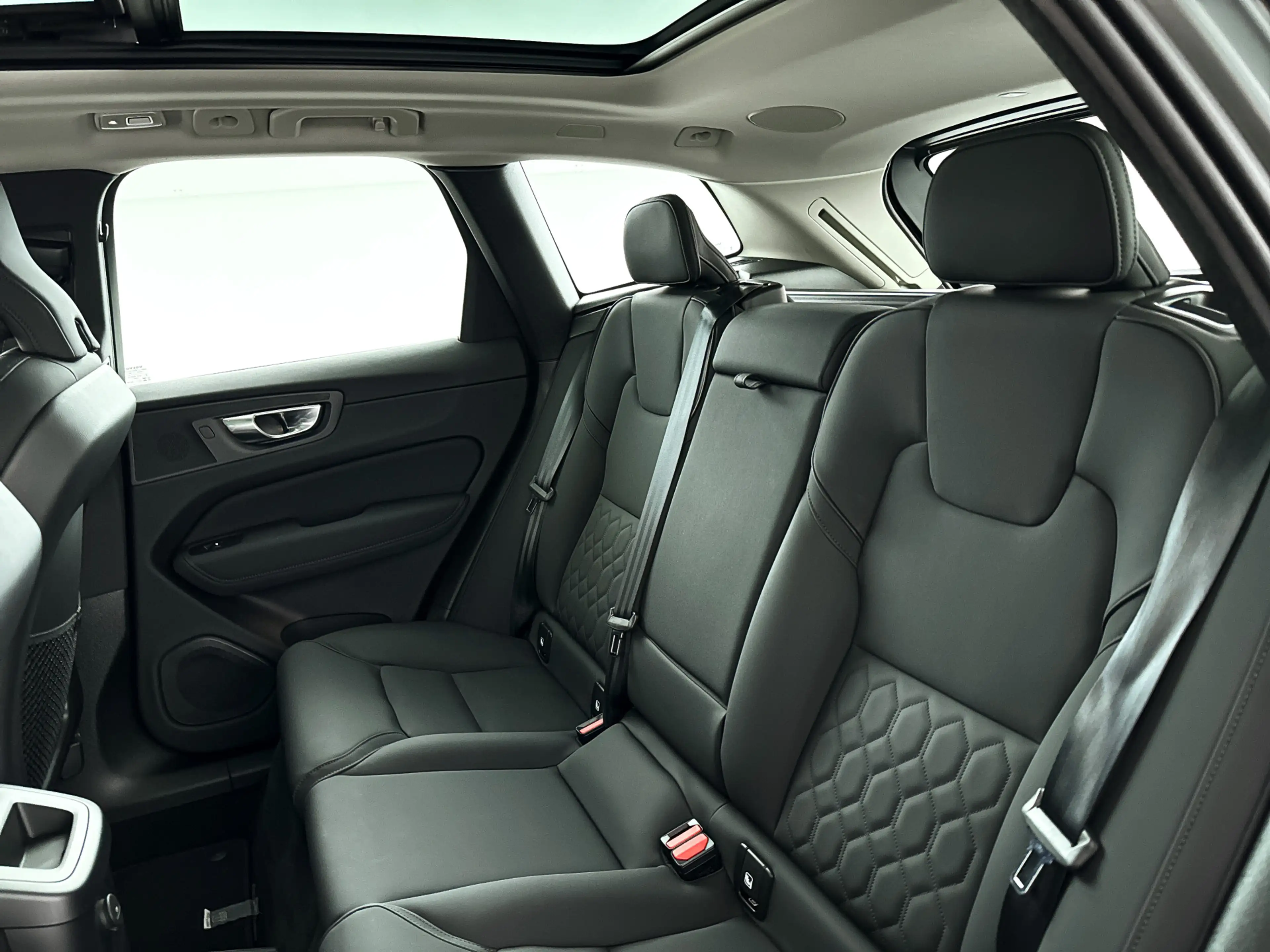 Volvo XC60 T6 Plug-in hybrid AWD Ultra Dark | SOH 100% | Pano — photo 13