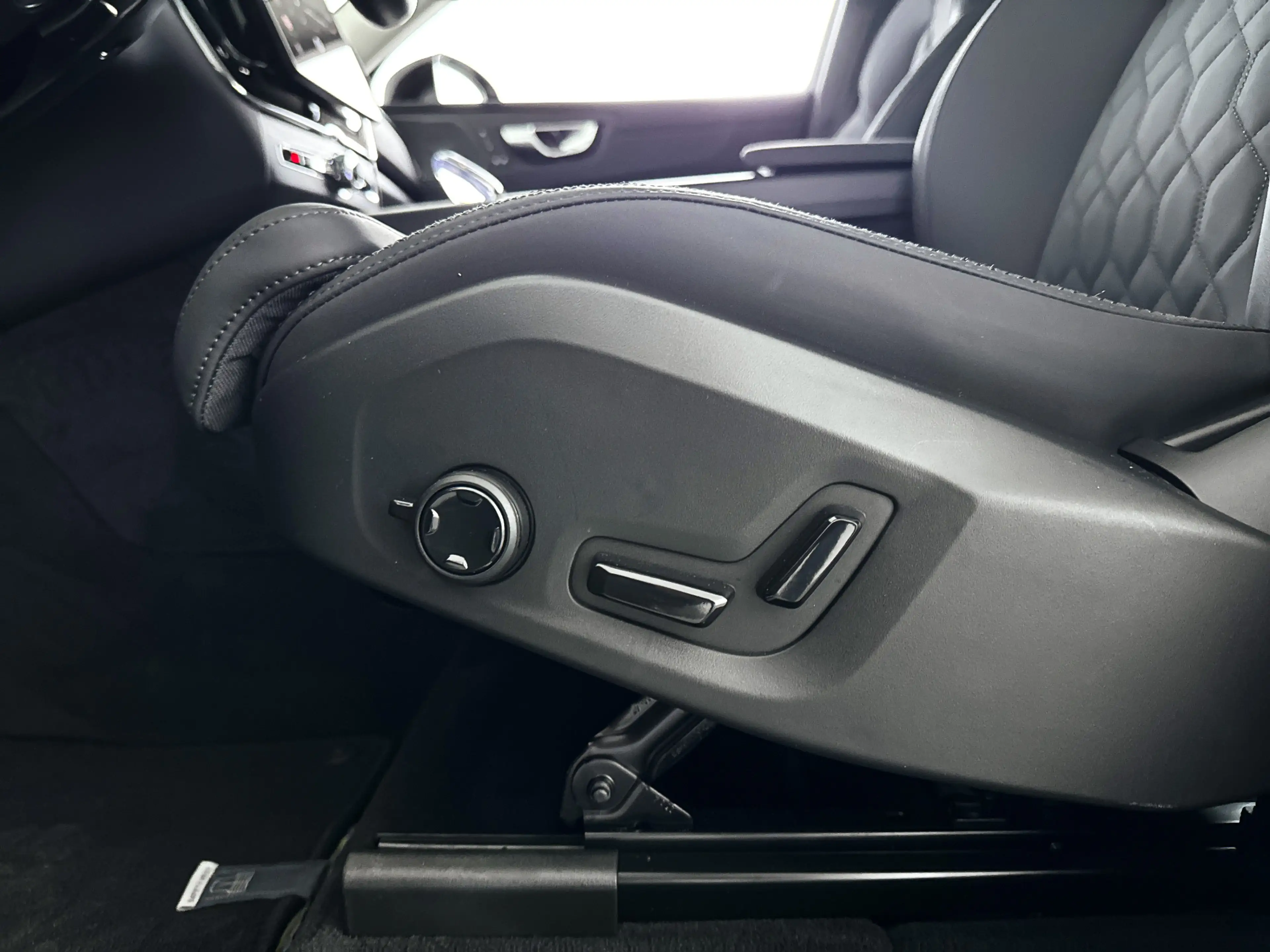 Volvo XC60 T6 Plug-in hybrid AWD Ultra Dark | SOH 100% | Pano — photo 7