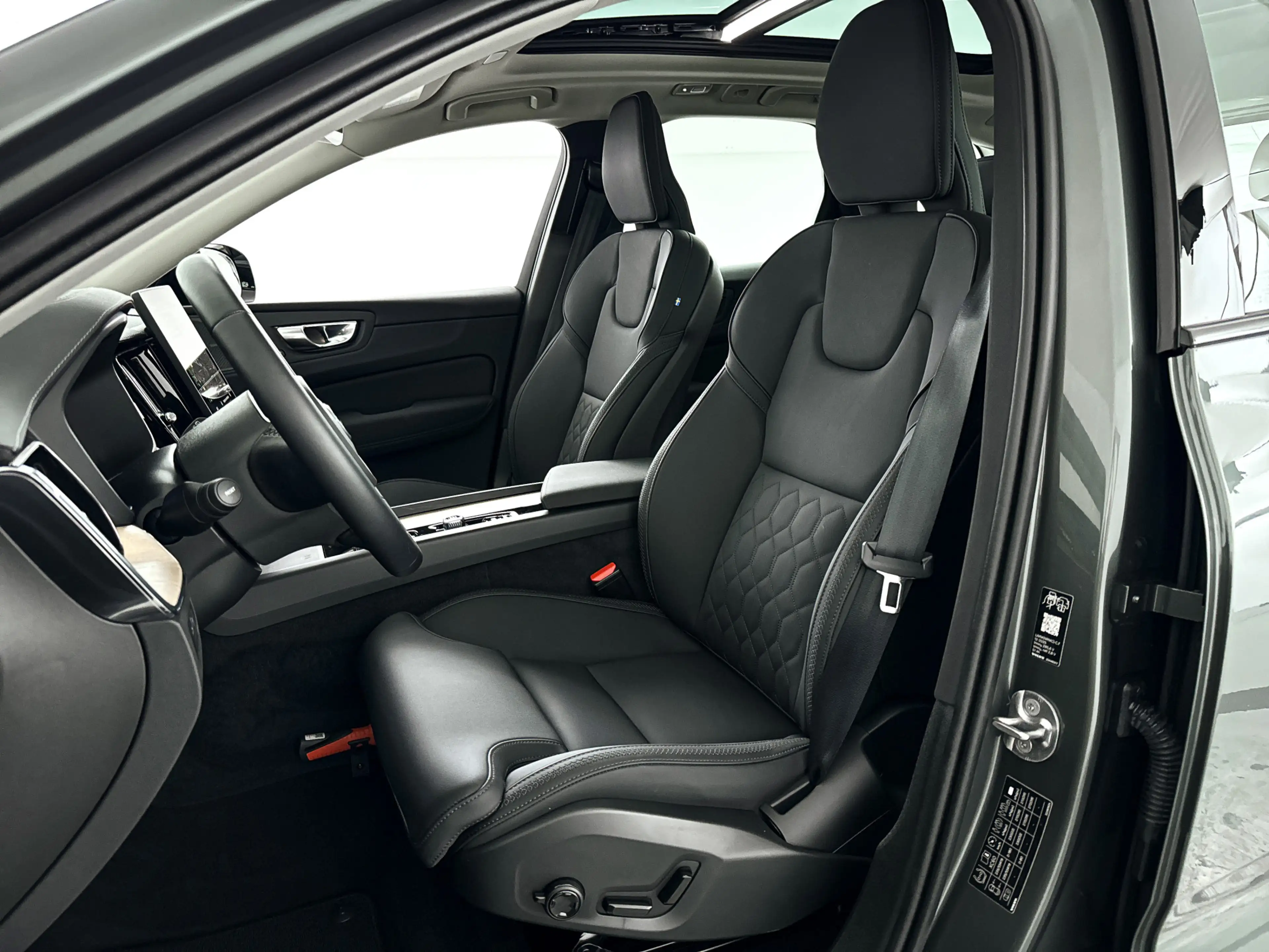 Volvo XC60 T6 Plug-in hybrid AWD Ultra Dark | SOH 100% | Pano — photo 6
