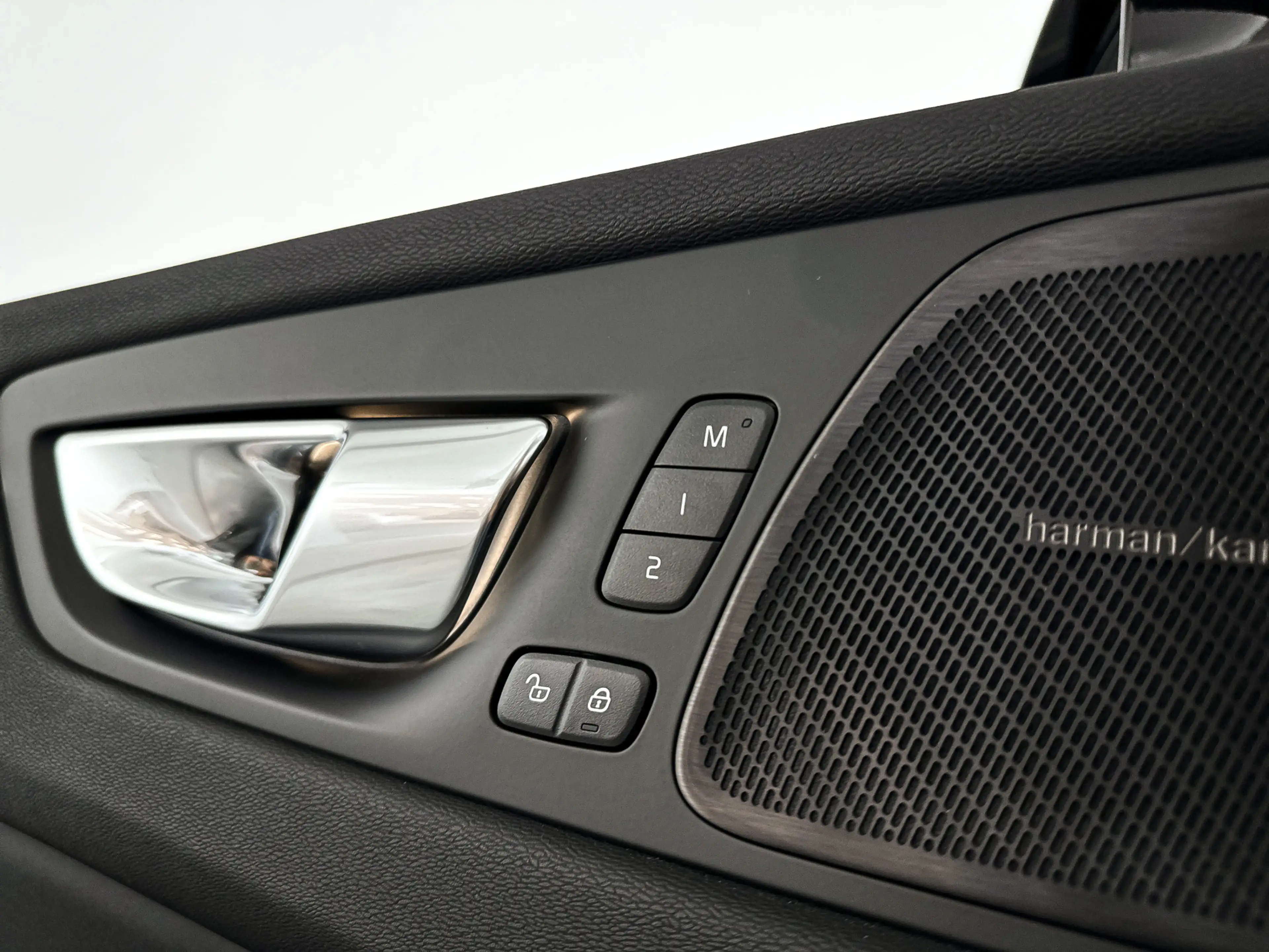 Volvo XC60 T6 Plug-in hybrid AWD Ultra Dark | SOH 100% | Pano — photo 8