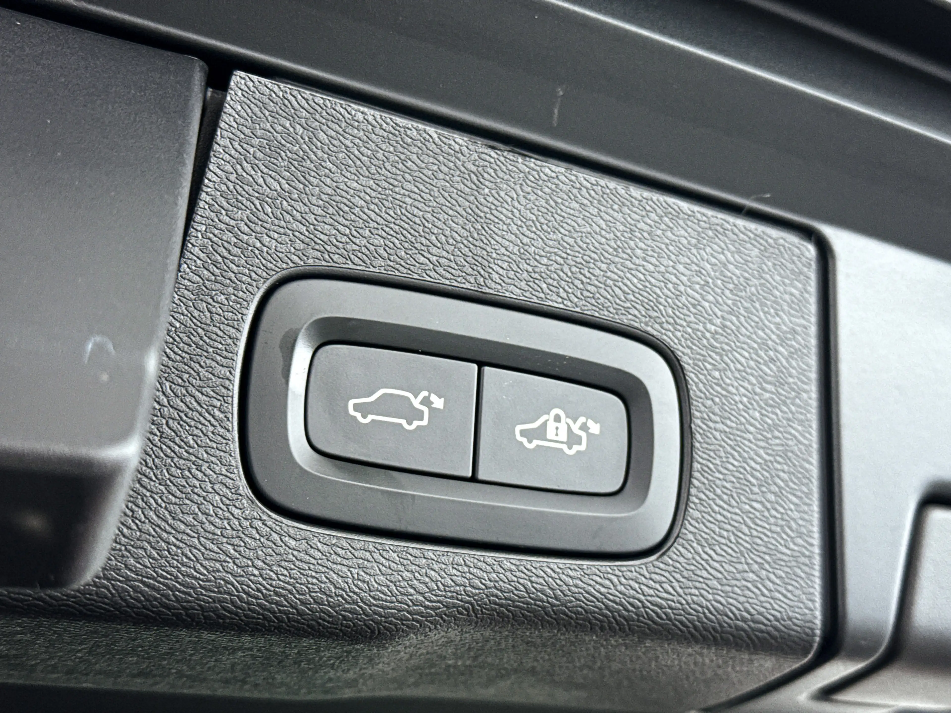 Volvo XC60 T6 Plug-in hybrid AWD Ultra Dark | SOH 100% | Pano — photo 15
