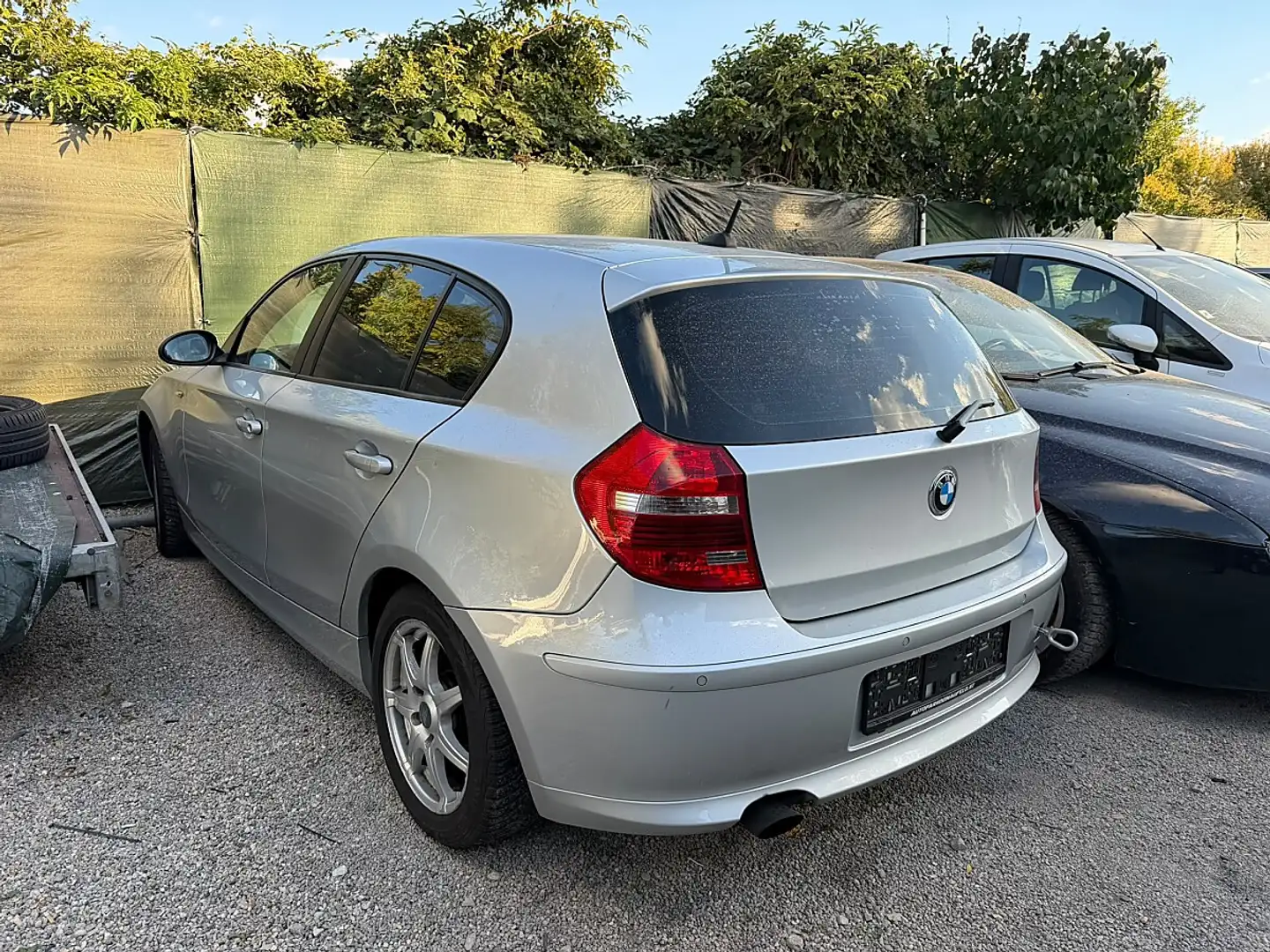BMW 116 i Klein/Kompaktwagen -MOTORSCHADEN- Silber - 1