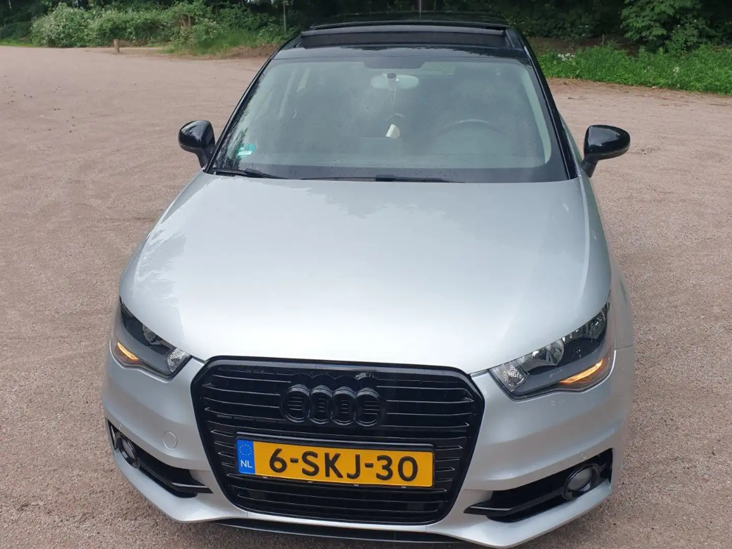 Audi A1 A1 1.2 TFSI Admired Grijs - 1