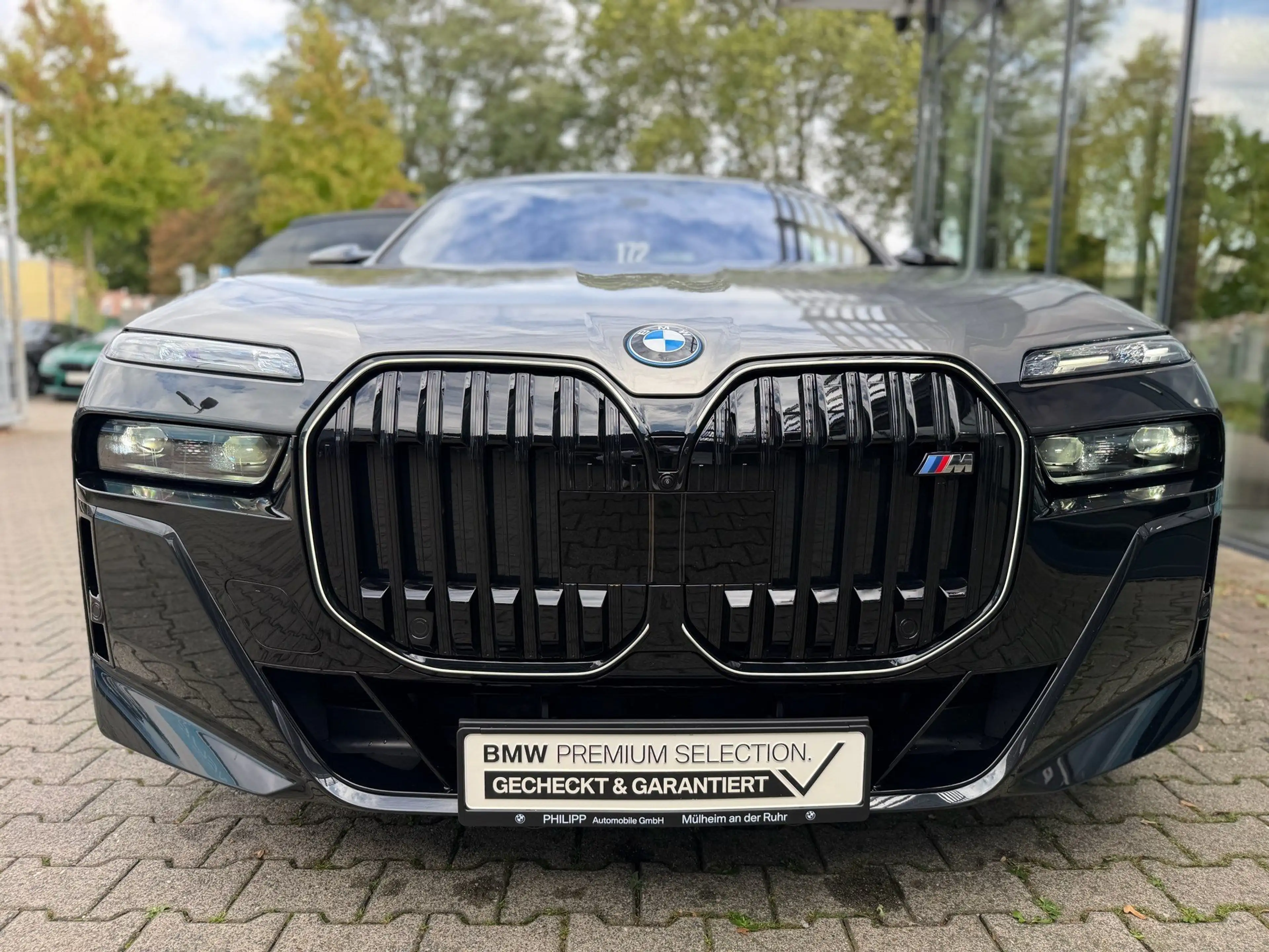 BMW i7 M70 xDrive M Sport Two-Tone B&W TV Lounge — photo 7