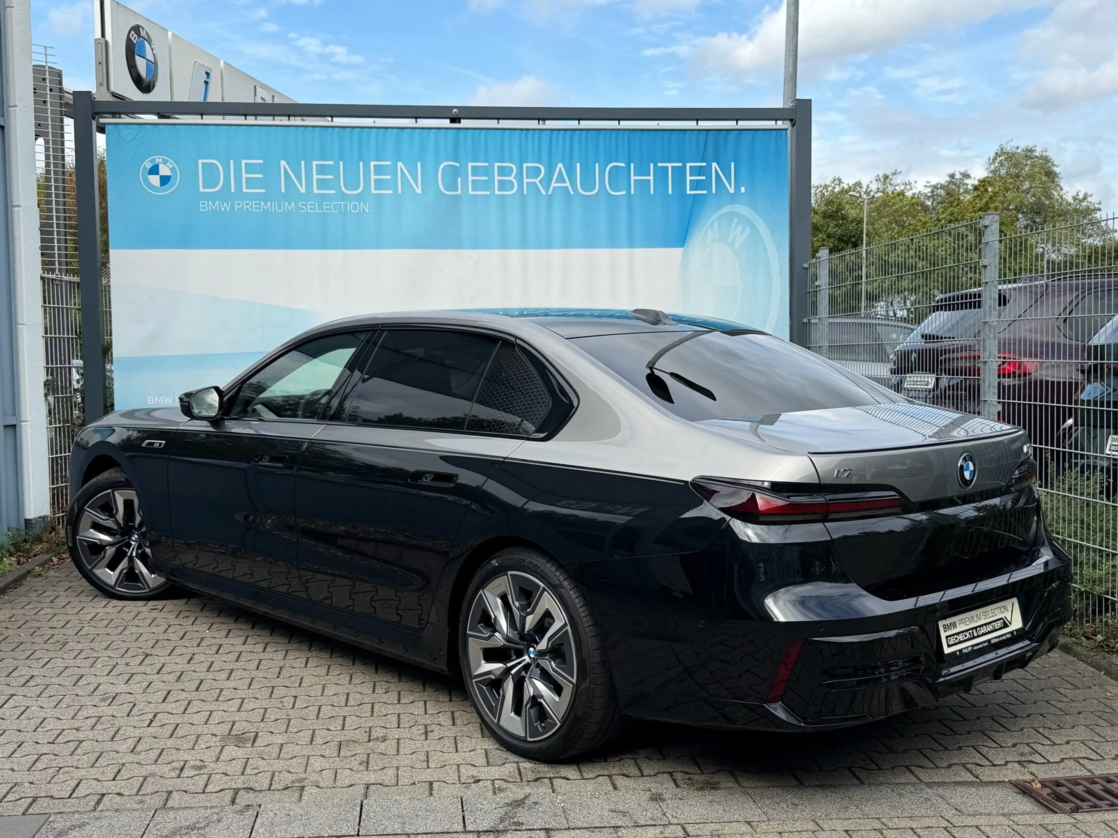 BMW i7 M70 xDrive M Sport Two-Tone B&W TV Lounge — photo 6
