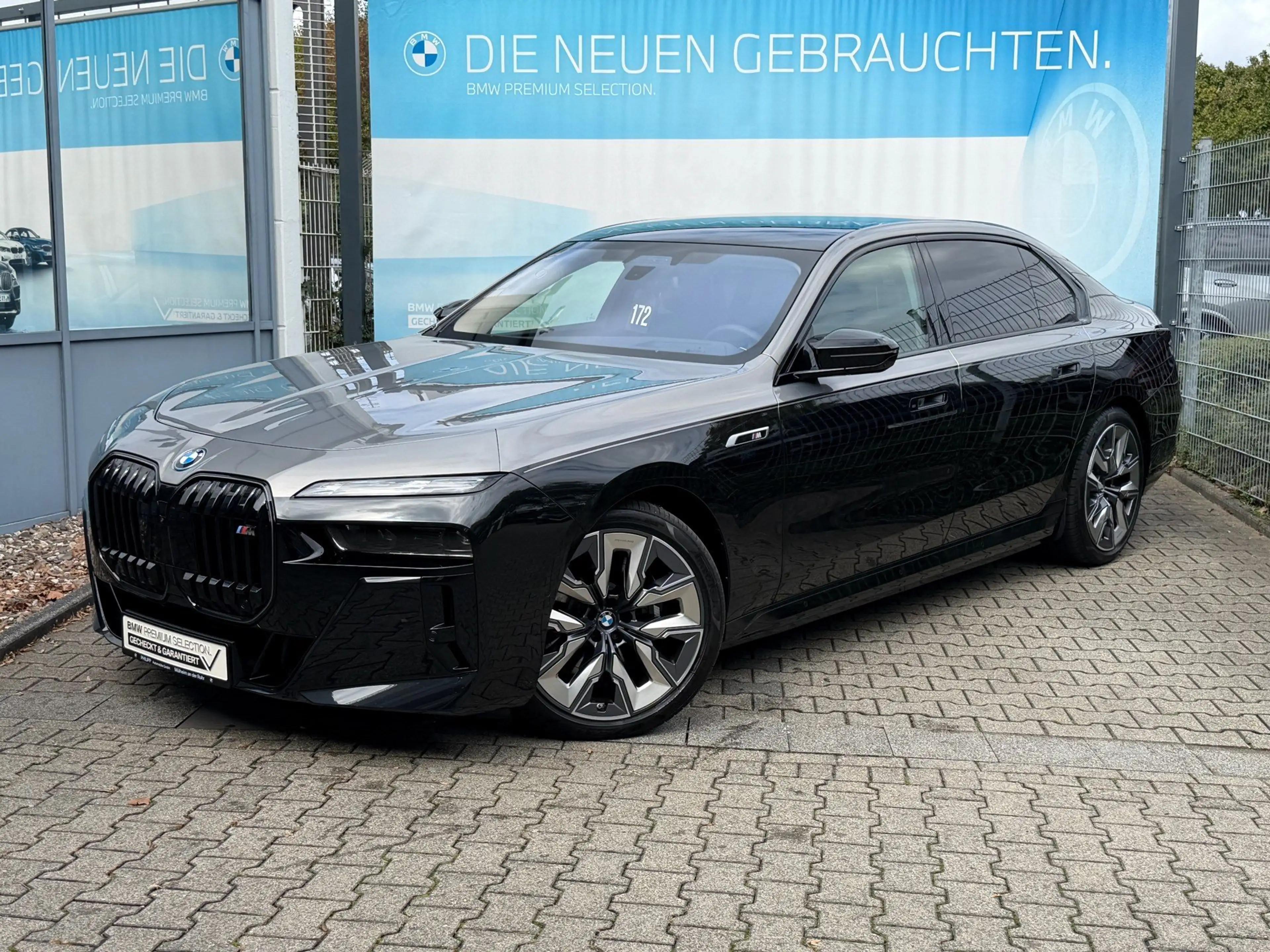 BMW i7 M70 xDrive M Sport Two-Tone B&W TV Lounge — photo 2