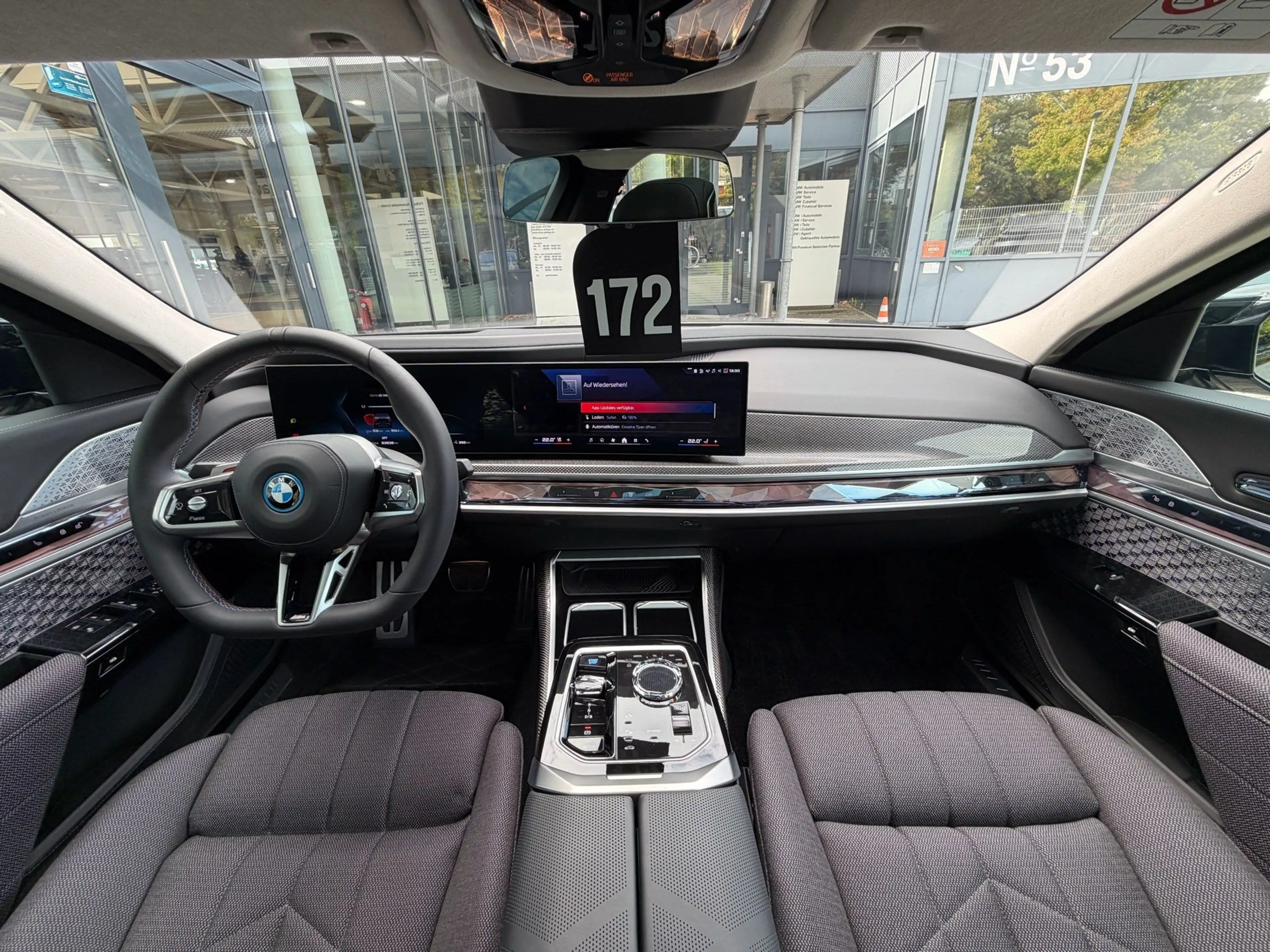 BMW i7 M70 xDrive M Sport Two-Tone B&W TV Lounge — photo 3