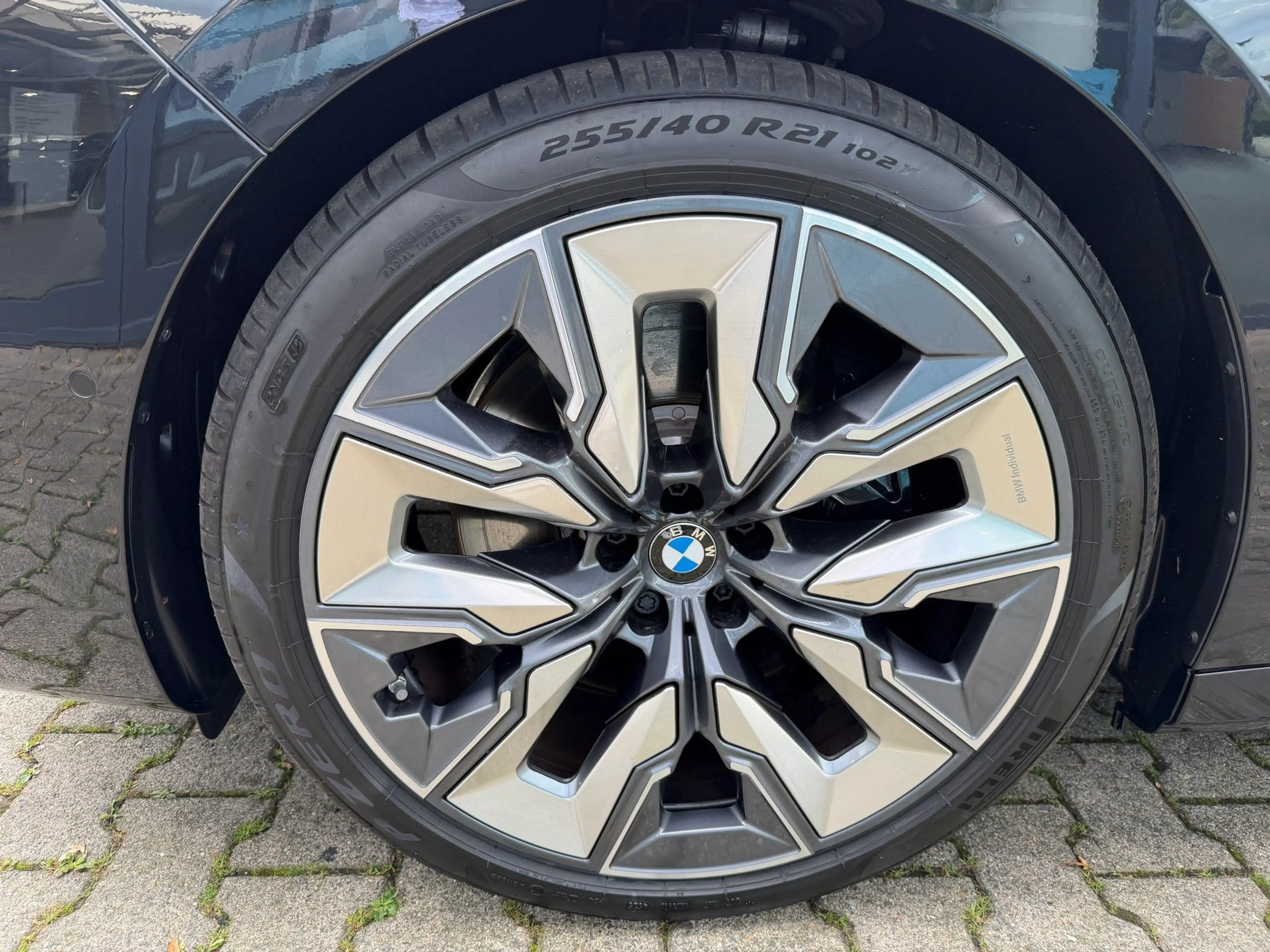 BMW i7 M70 xDrive M Sport Two-Tone B&W TV Lounge — photo 10