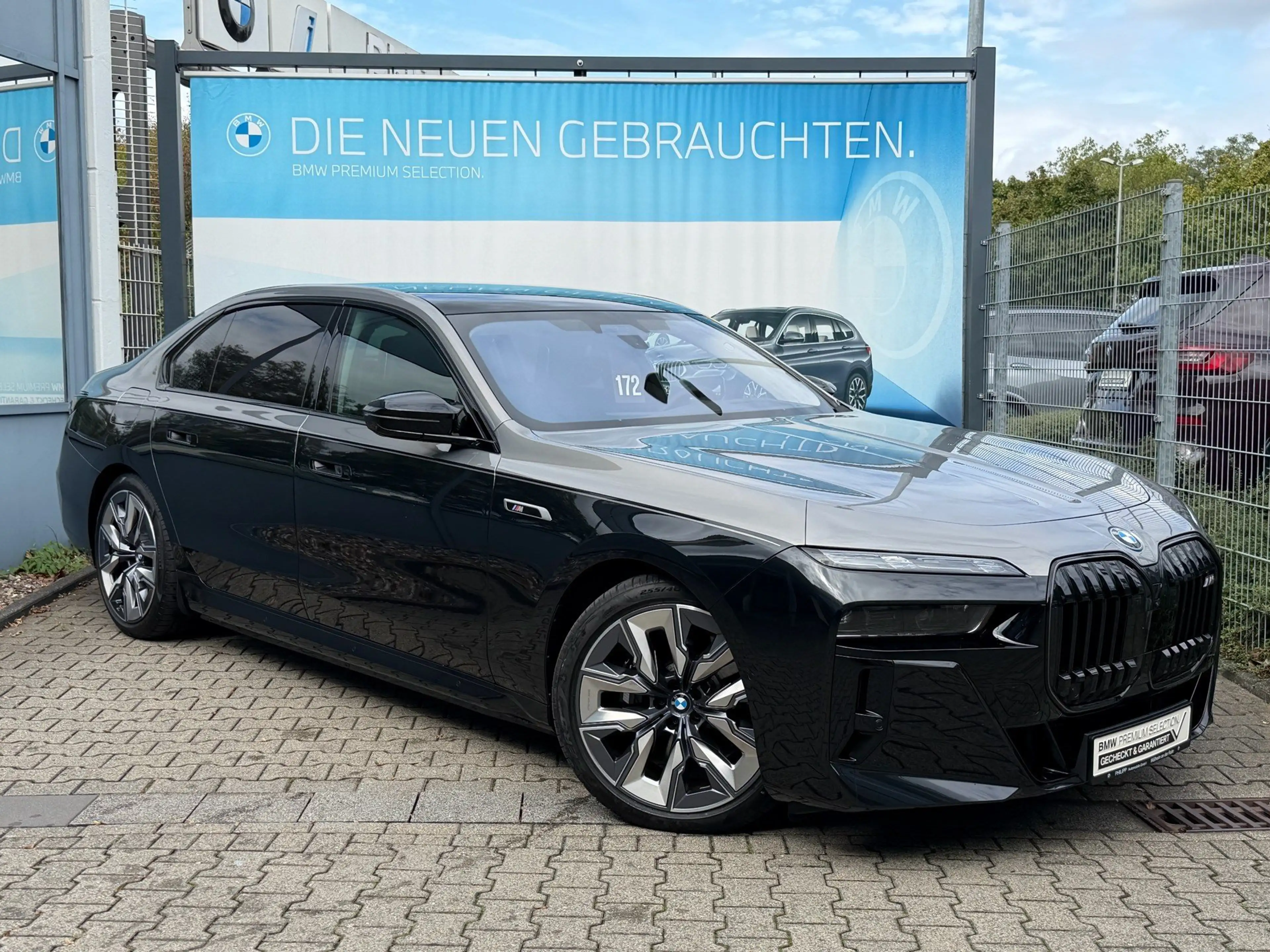BMW i7 M70 xDrive M Sport Two-Tone B&W TV Lounge — photo 5