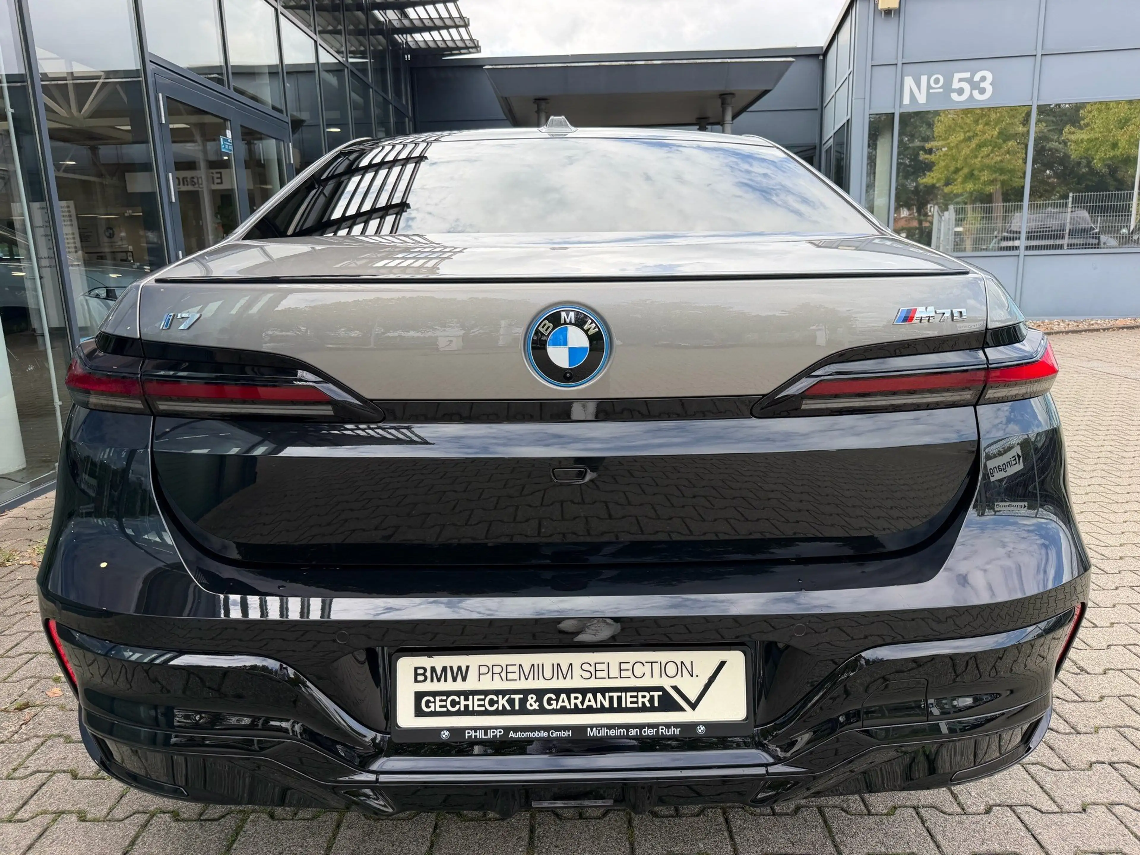 BMW i7 M70 xDrive M Sport Two-Tone B&W TV Lounge — photo 11