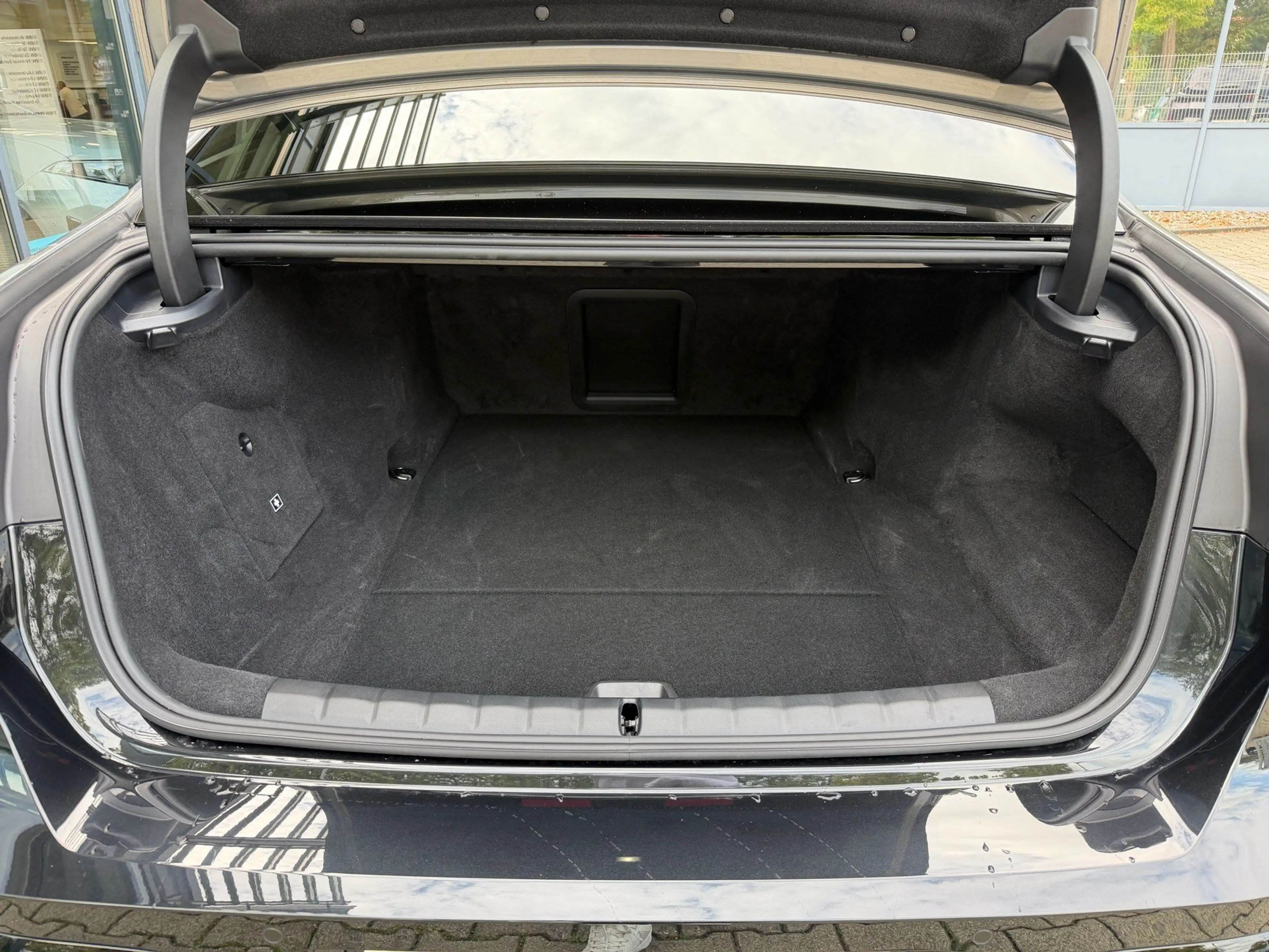 BMW i7 M70 xDrive M Sport Two-Tone B&W TV Lounge — photo 12