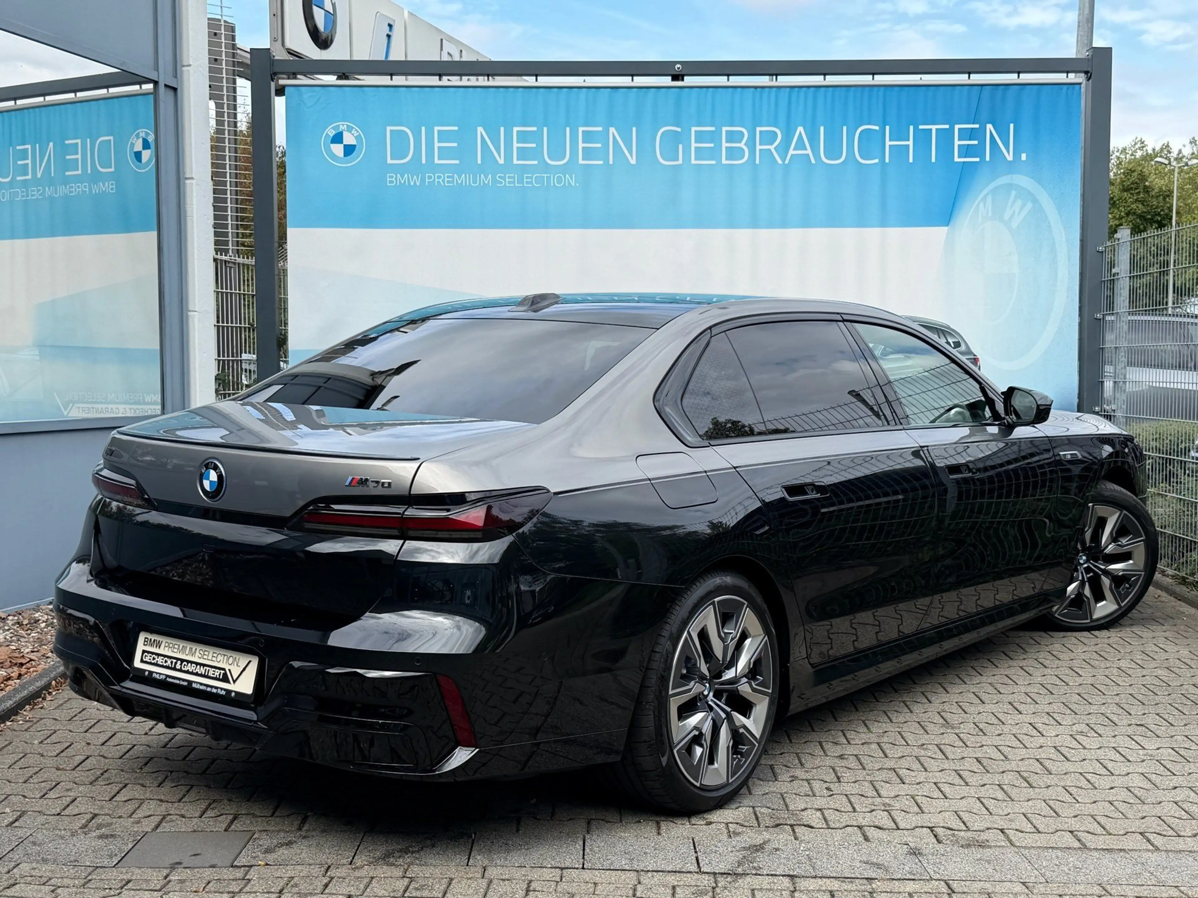 BMW i7 M70 xDrive M Sport Two-Tone B&W TV Lounge — photo 4