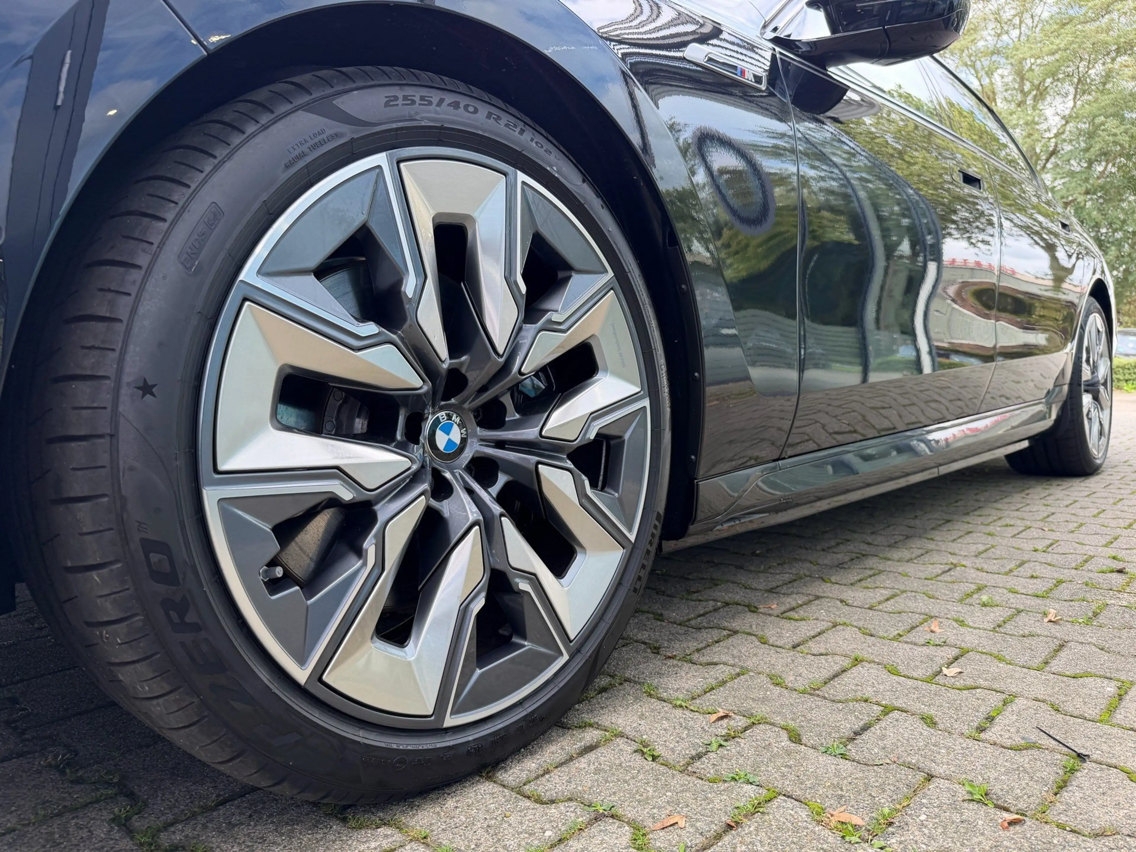 BMW i7 M70 xDrive M Sport Two-Tone B&W TV Lounge — photo 9