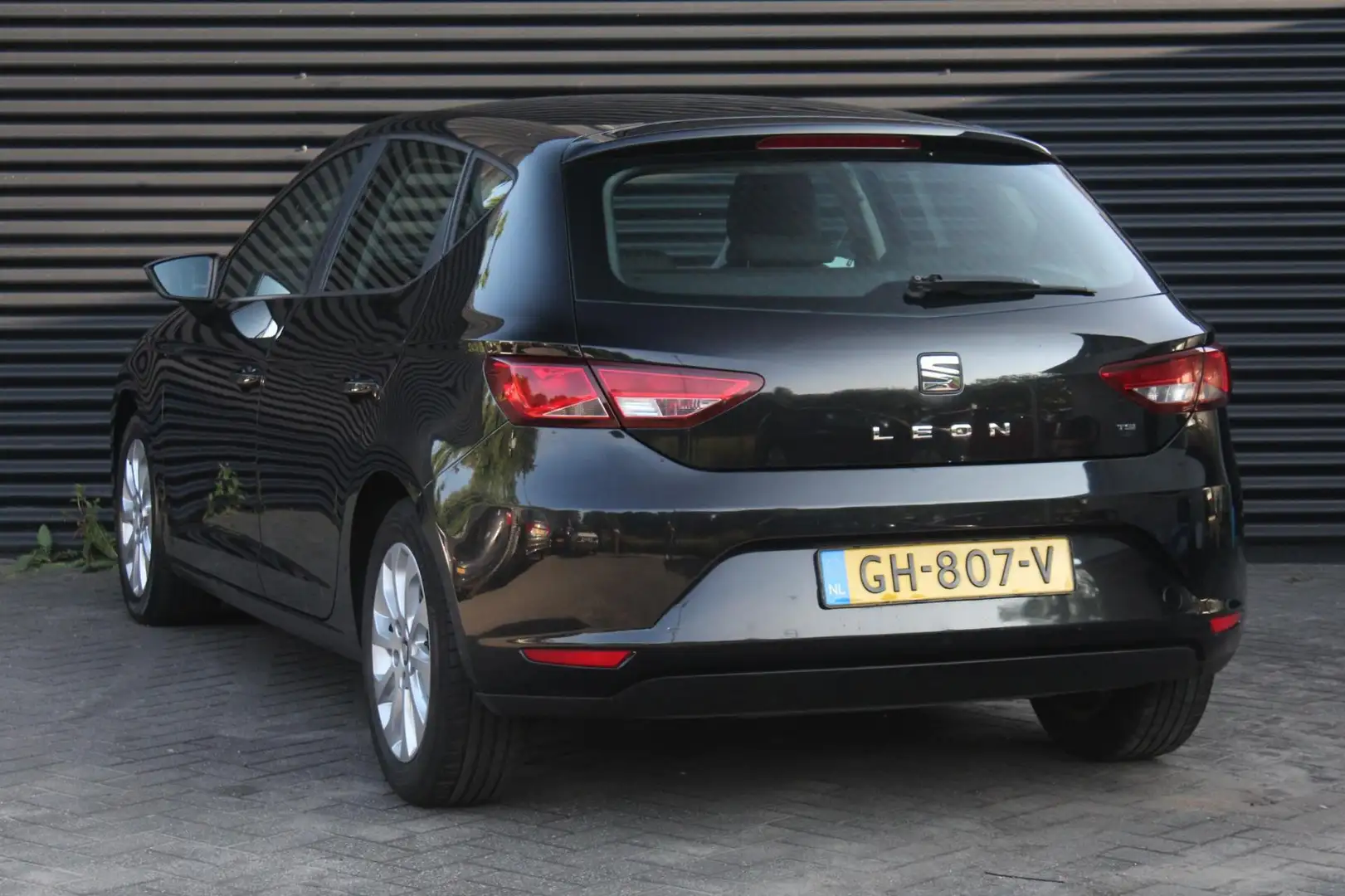 SEAT Leon 1.2 TSI Style | Export of handel | Schwarz - 2