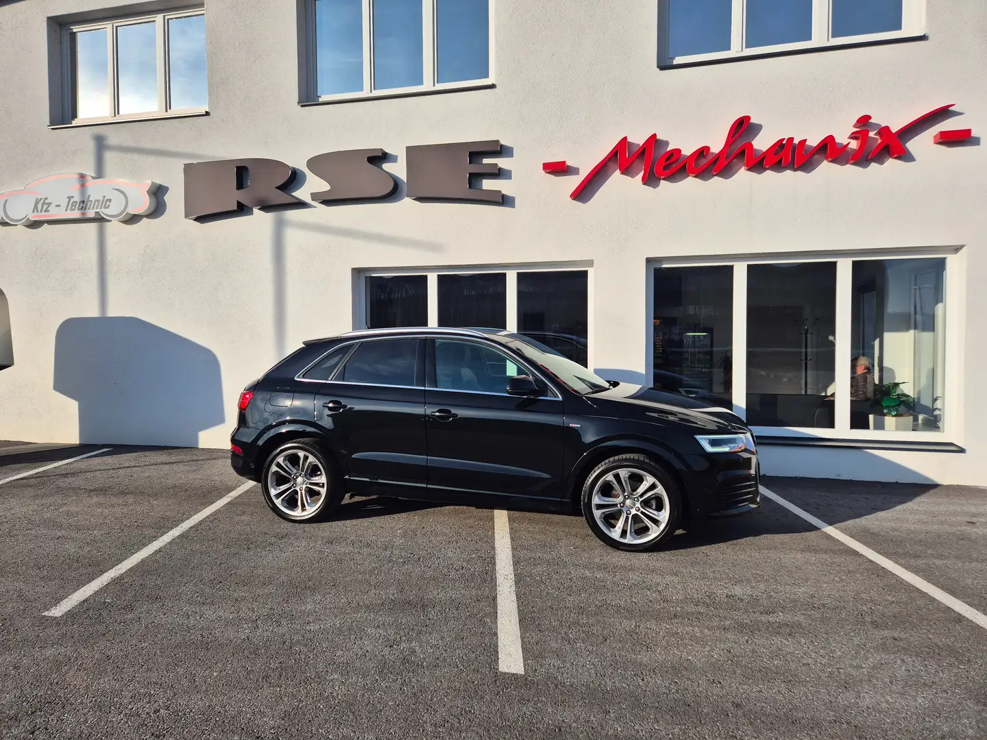 Audi Q3 Sport quattro,S-Line,LED,AHK,19Zoll Schwarz - 1
