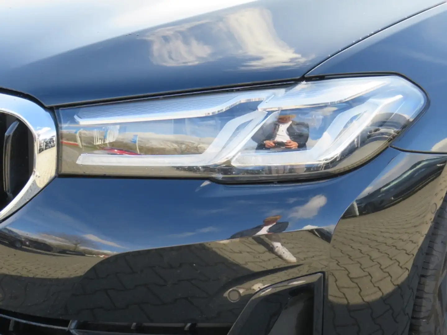 BMW 520 d Mild-Hybrid Park-Assistent StandHZG Navi Digital Noir - 2