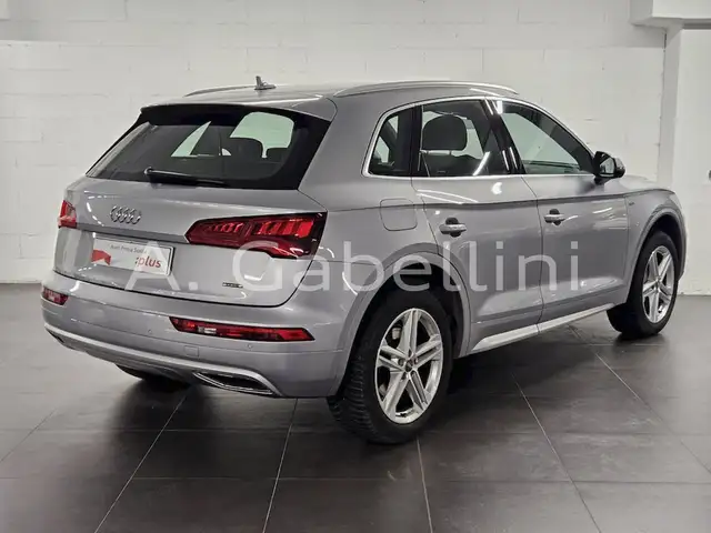 Audi Q5 view 4