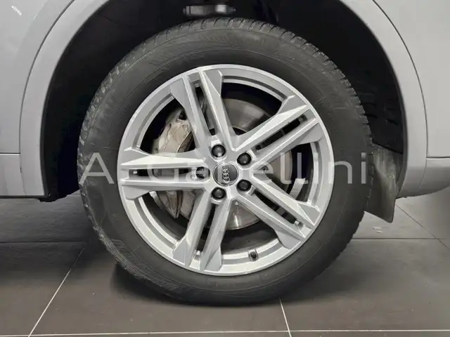 Audi Q5 view 8