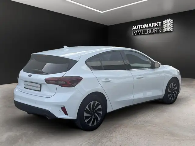 Ford Focus view 8