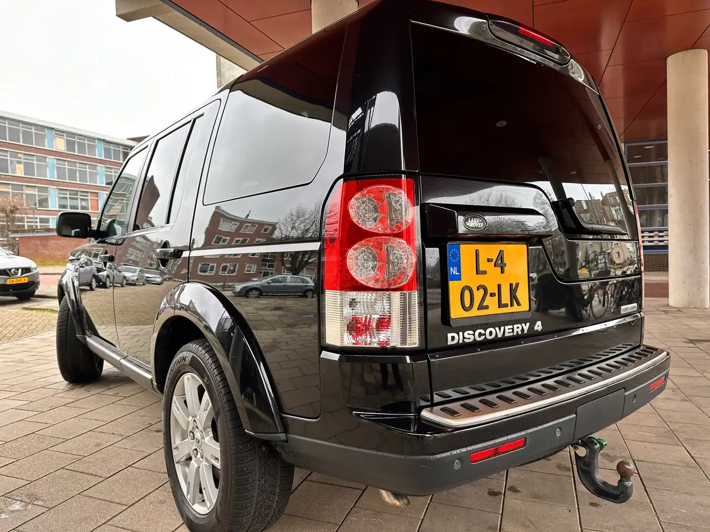 Land Rover Discovery 3.0 SDV6 HSE Zwart - 2