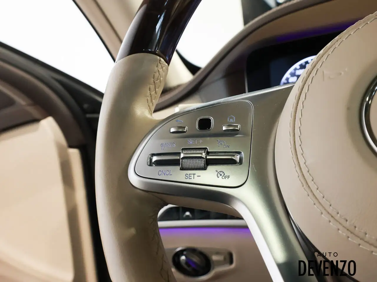 Mercedes-Benz S-Class снимка Mercedes-Benz S-Class