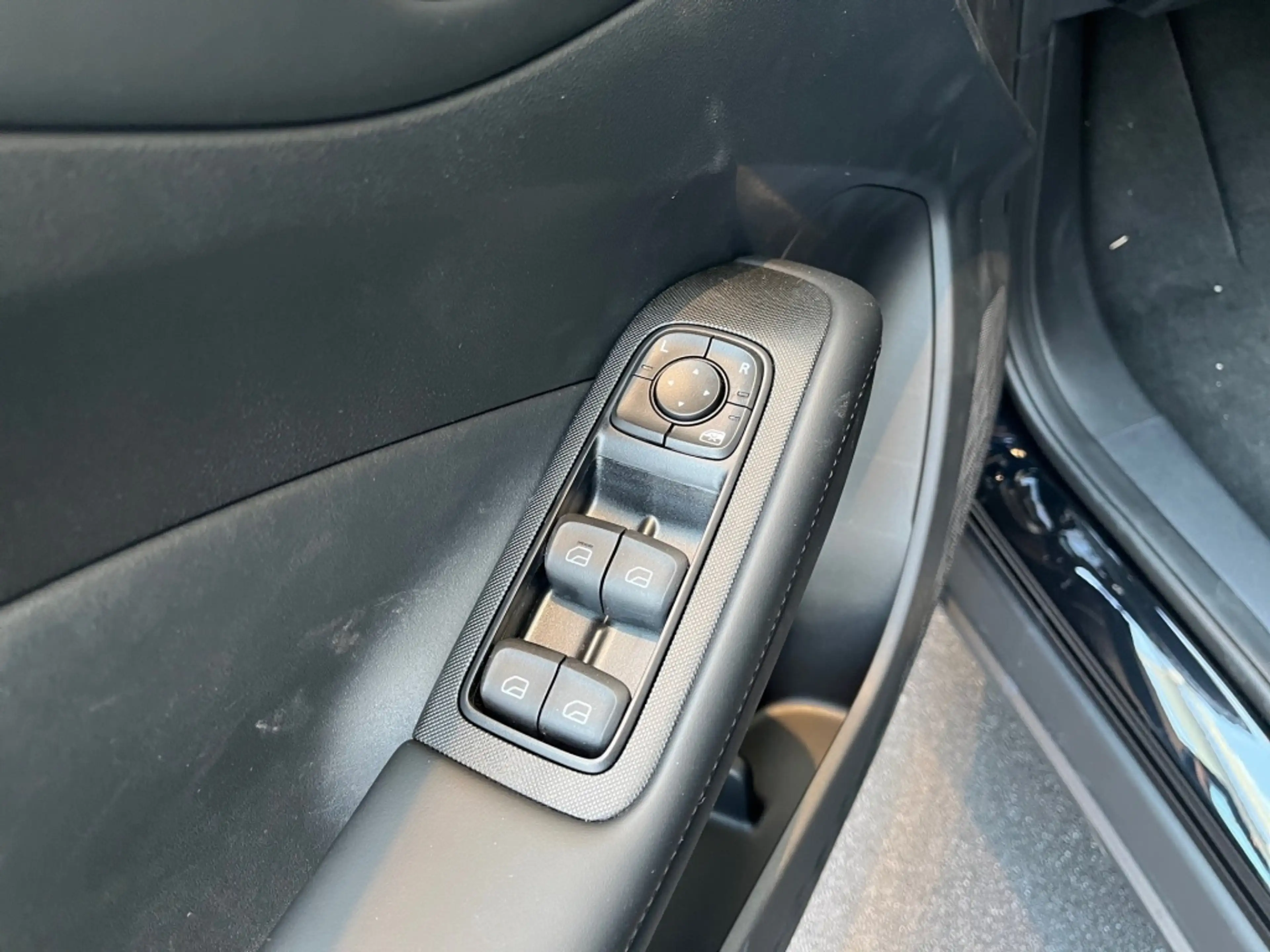 MG MG4 Urban Comfort Ambiente+360+Cam+LED+Keyl+Navi — photo 14