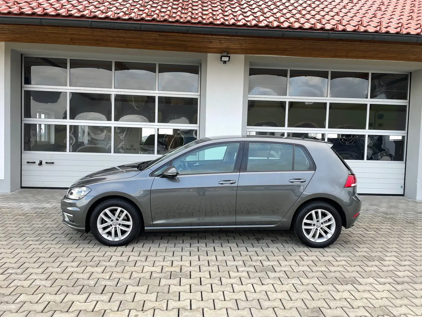 Volkswagen Golf Comfortline 1,6 TDI *PDC*ACC*NAVI*SITZHZ* Grau - 2