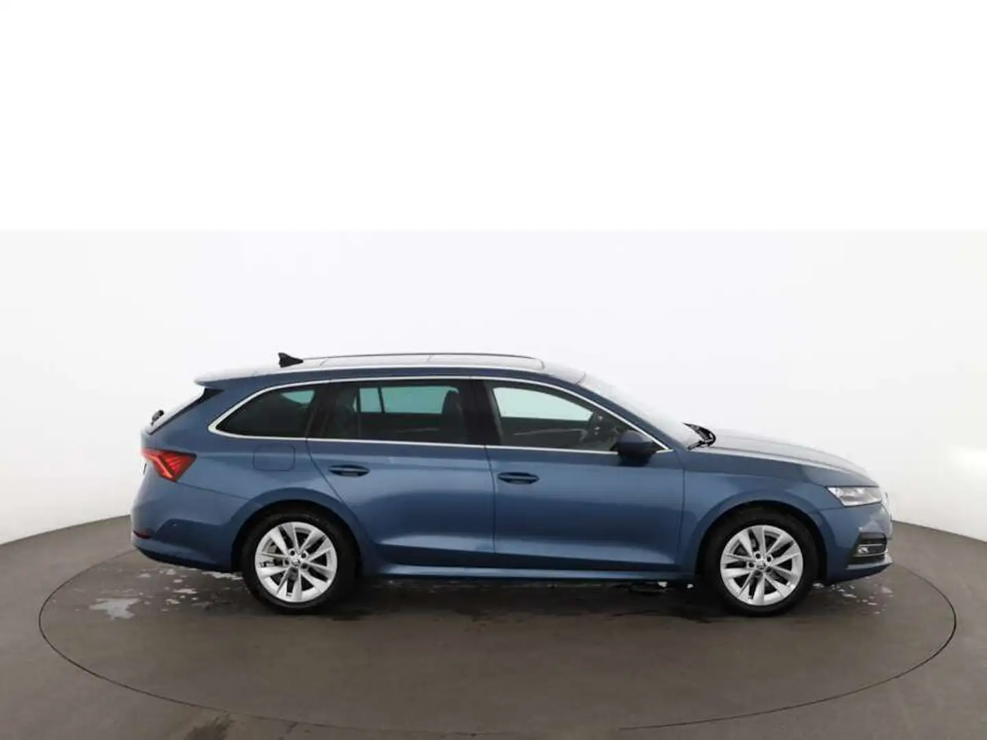 Skoda Octavia Combi 2.0 TDI First Aut MATRIX STANDHZG Blau - 2