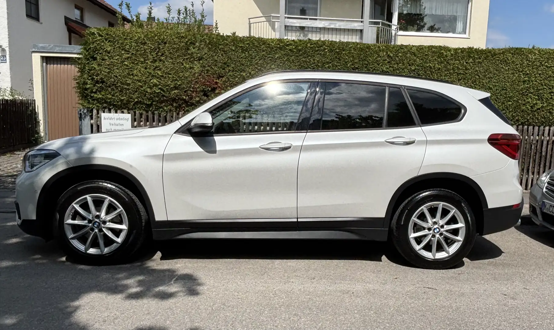 BMW X1 sDrive18i Advantage Белый - 1