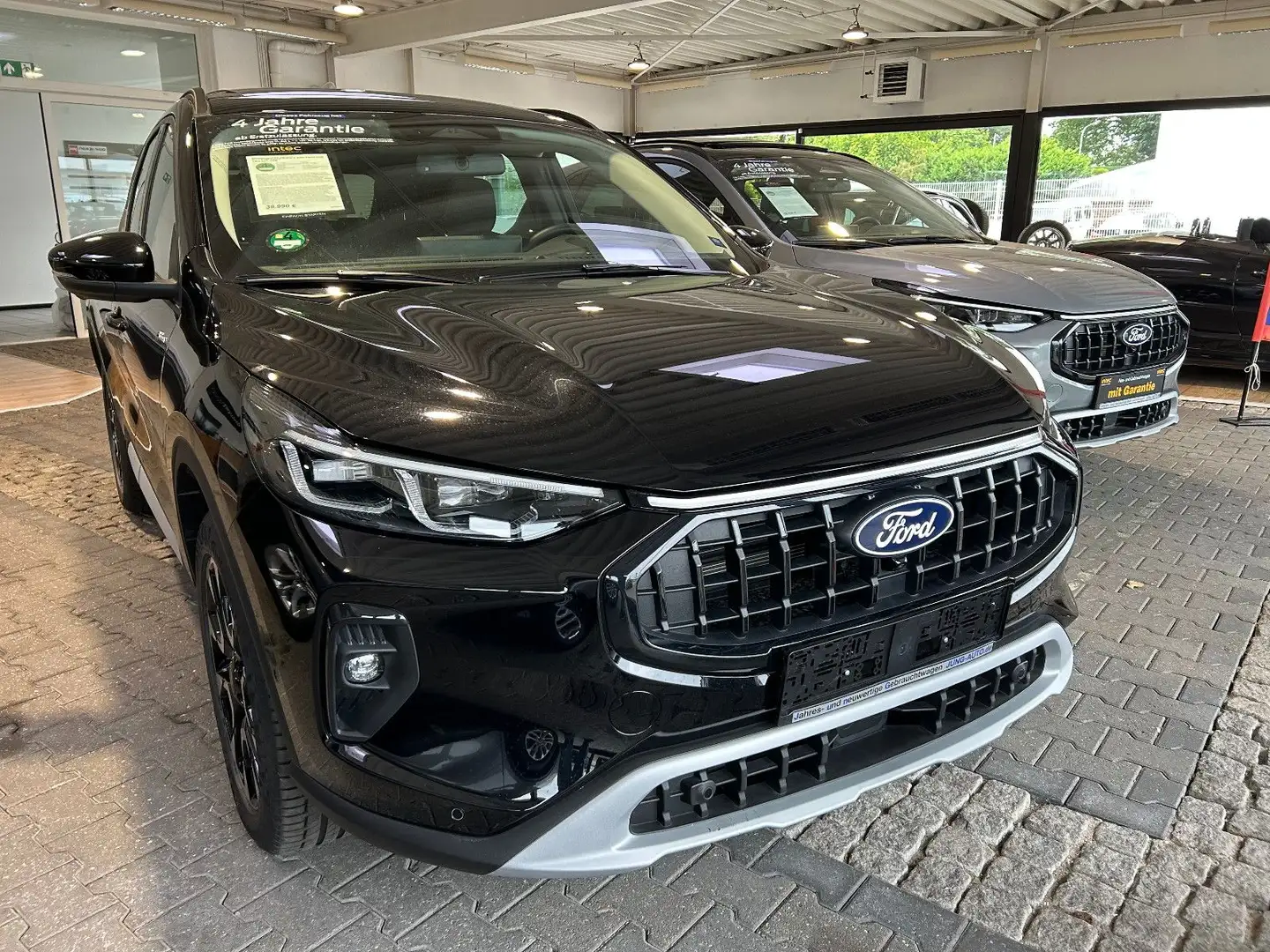 Ford Kuga Hybrid Active X AWD PANO HUD TWA ACC AGR Zwart - 2