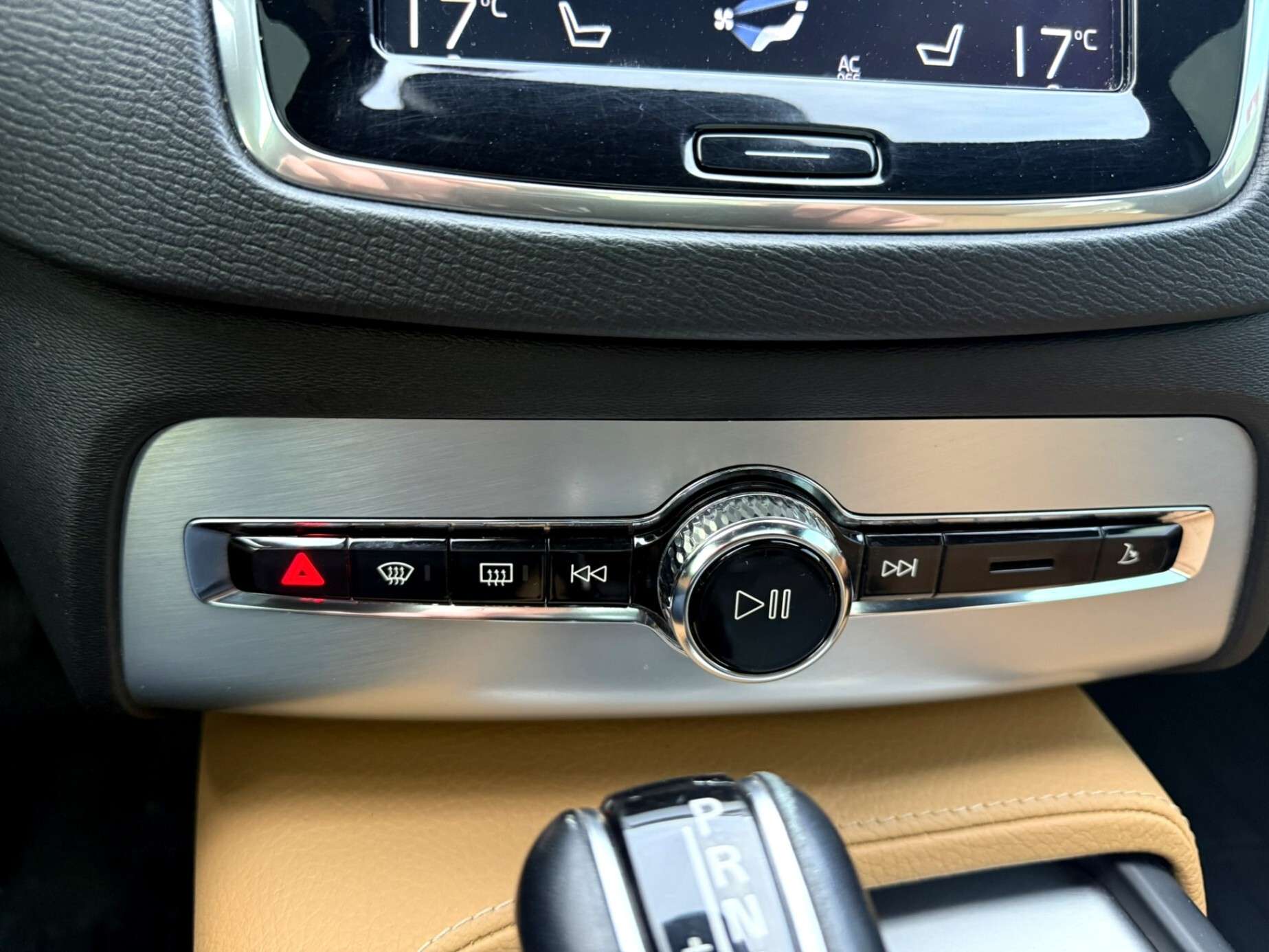 2019 Volvo XC90 T6 AWD Momentum / Pano / Amber Interior / Certifie thumb 18