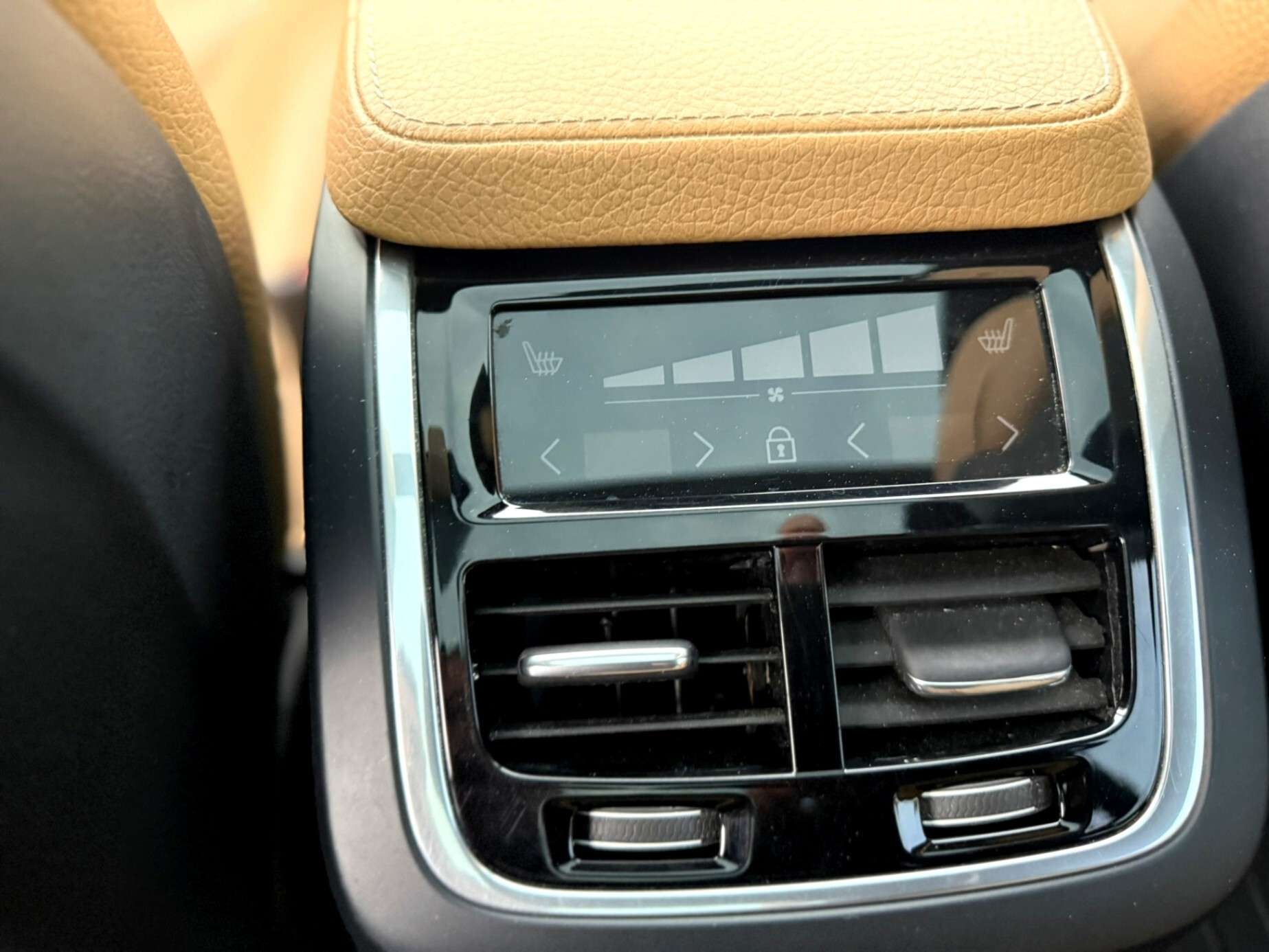 2019 Volvo XC90 T6 AWD Momentum / Pano / Amber Interior / Certifie thumb 20